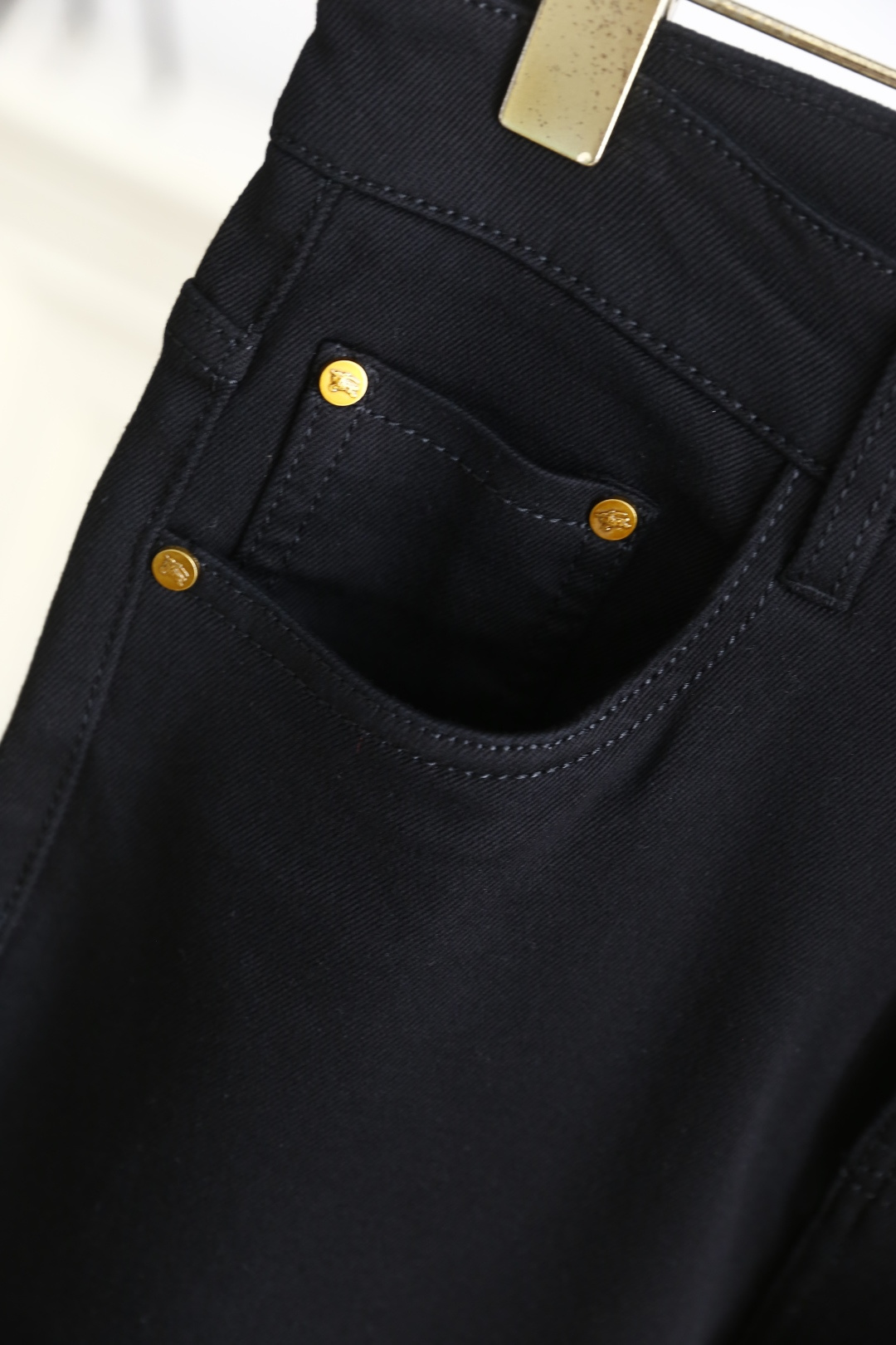 🔥巴宝丽.（🌾）25秋冬男士百搭黑色休闲牛仔裤，属于兼具经典质感与简约设计的日常单品，采用修身锥形版型，