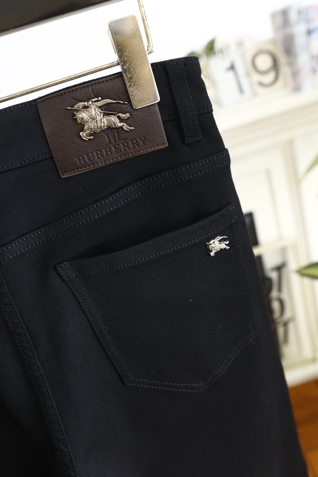 🔥巴宝丽.（🌾）25秋冬男士百搭黑色休闲牛仔裤，属于兼具经典质感与简约设计的日常单品，采用修身锥形版型，