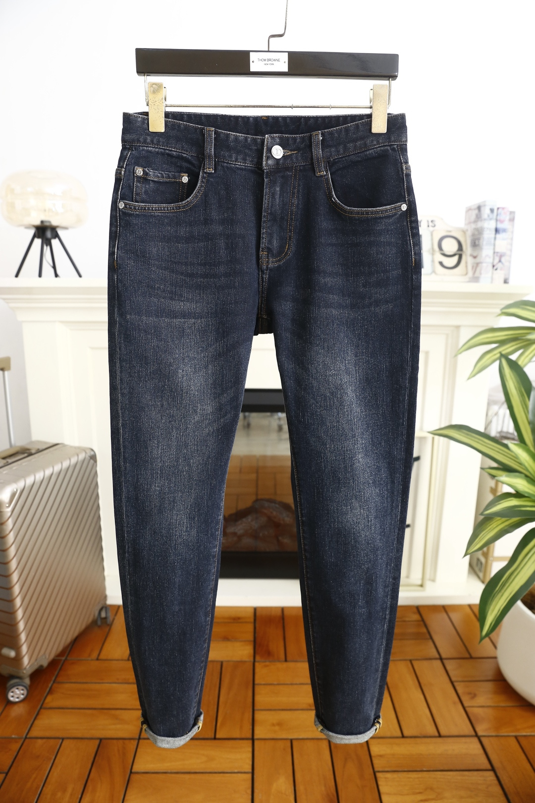 🔥迪奥.（🌾）25秋冬男士百搭深色牛仔裤，属于兼具经典质感与简约设计的日常单品，采用修身锥形版型，裤脚卷