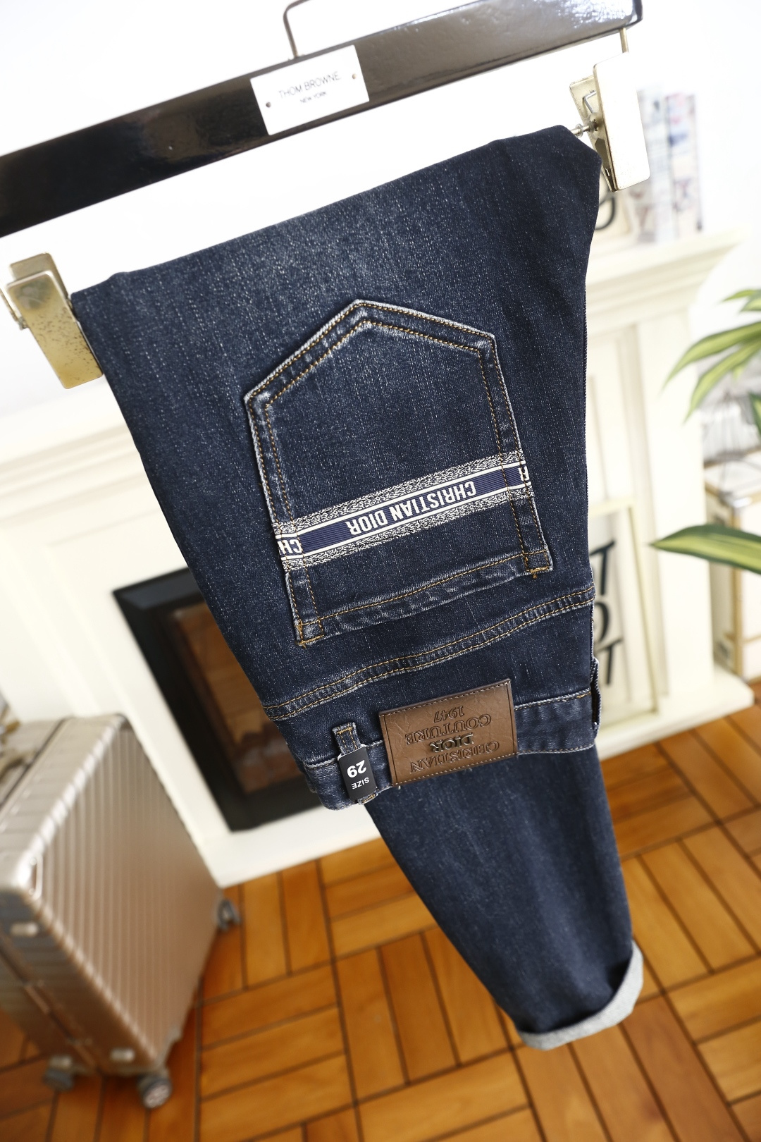 🔥迪奥.（🌾）25秋冬男士百搭深色牛仔裤，属于兼具经典质感与简约设计的日常单品，采用修身锥形版型，裤脚卷