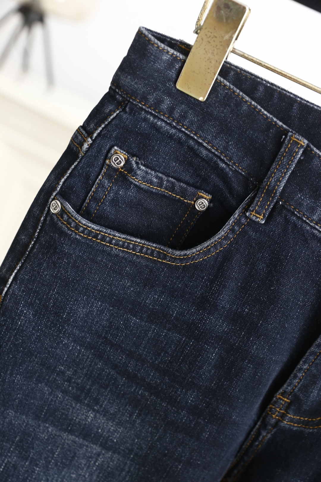 🔥迪奥.（🌾）25秋冬男士百搭深色牛仔裤，属于兼具经典质感与简约设计的日常单品，采用修身锥形版型，裤脚卷