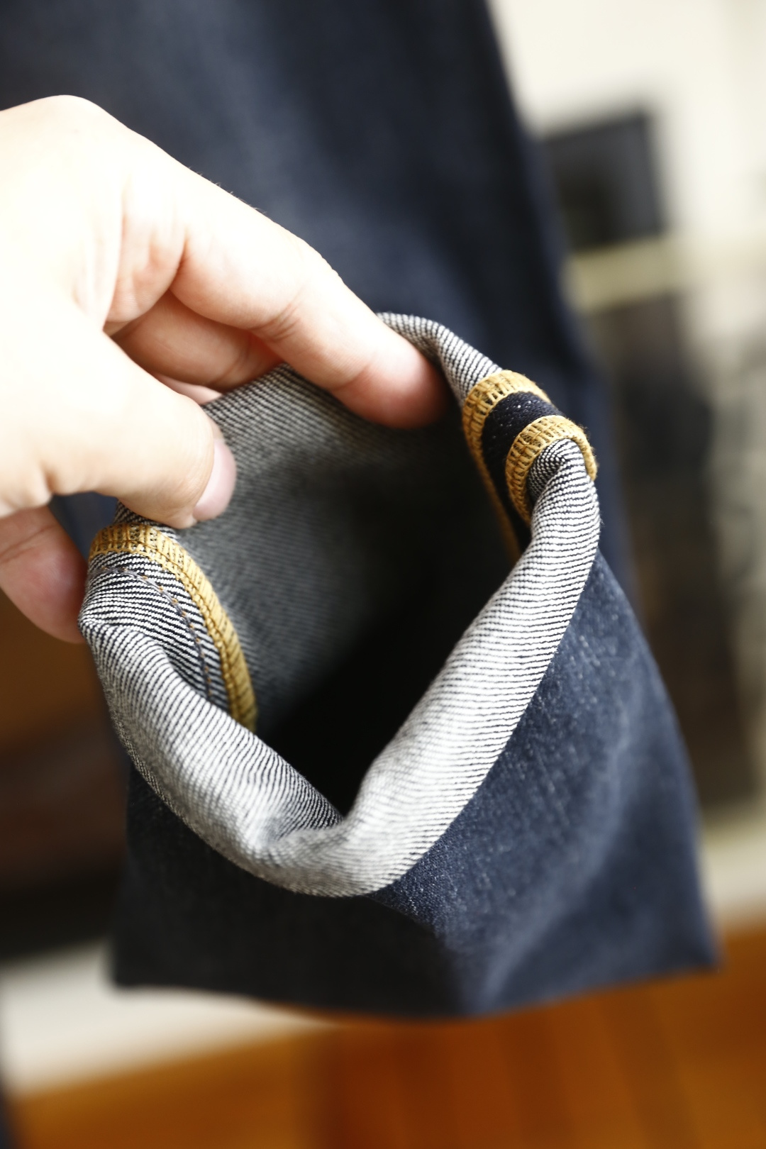 🔥迪奥.（🌾）25秋冬男士百搭深色牛仔裤，属于兼具经典质感与简约设计的日常单品，采用修身锥形版型，裤脚卷