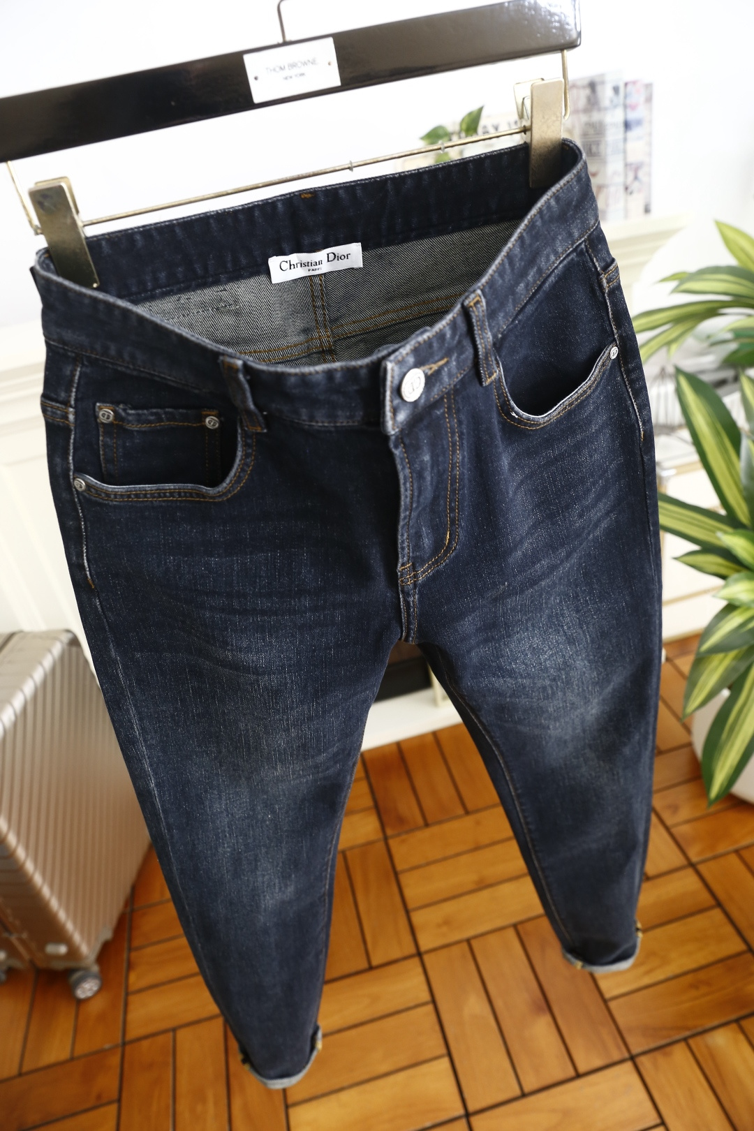 🔥迪奥.（🌾）25秋冬男士百搭深色牛仔裤，属于兼具经典质感与简约设计的日常单品，采用修身锥形版型，裤脚卷