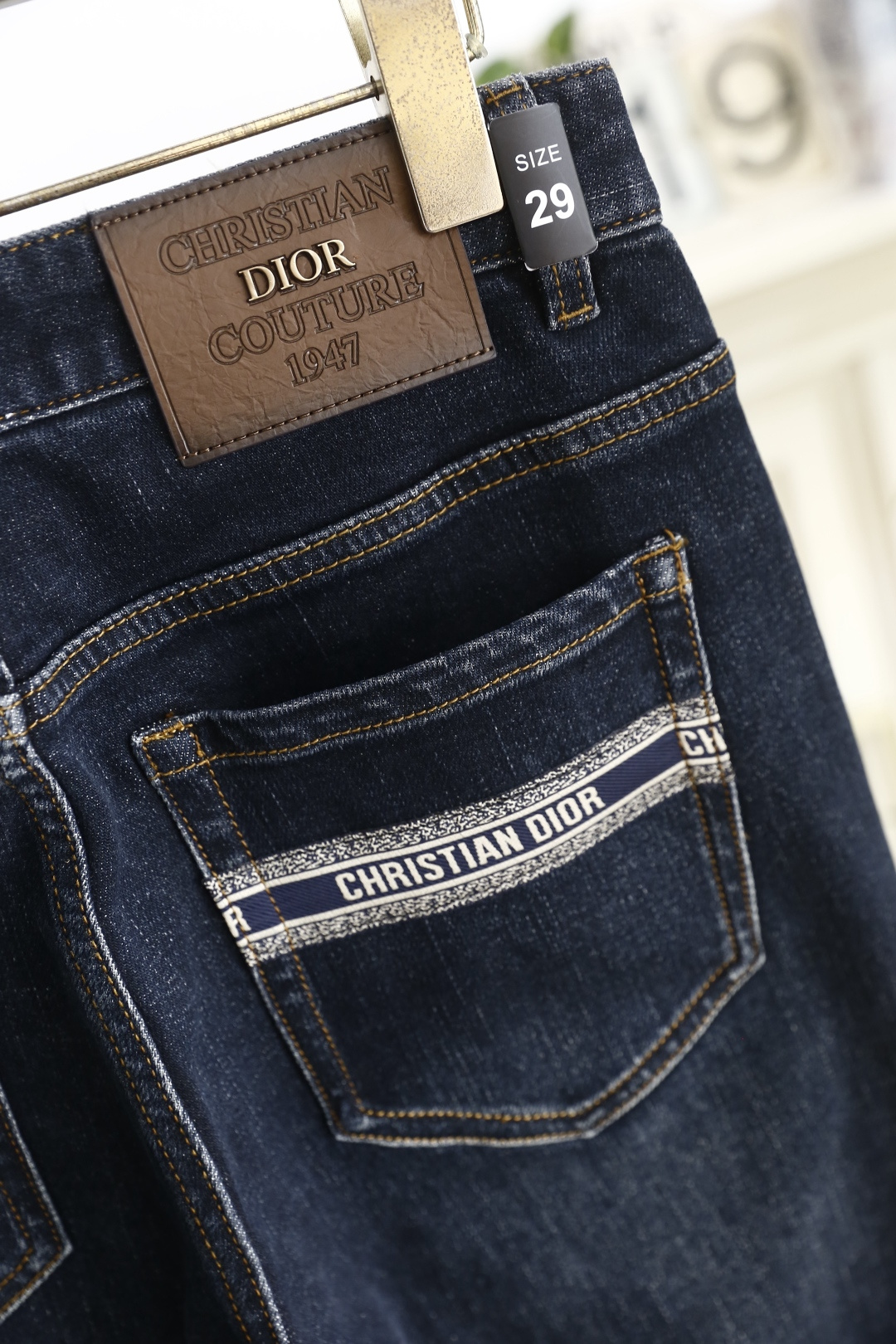 🔥迪奥.（🌾）25秋冬男士百搭深色牛仔裤，属于兼具经典质感与简约设计的日常单品，采用修身锥形版型，裤脚卷