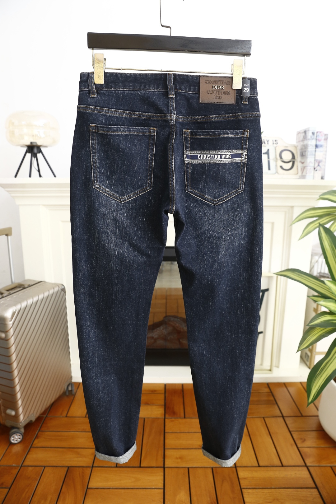 🔥迪奥.（🌾）25秋冬男士百搭深色牛仔裤，属于兼具经典质感与简约设计的日常单品，采用修身锥形版型，裤脚卷