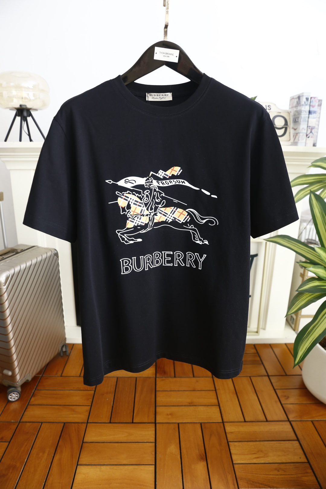 🔥巴宝丽.（🌾）2026春夏新品！时尚男士圆领短袖T恤，属于品牌标志性的轻奢单品，采用经典圆领版型，宽松