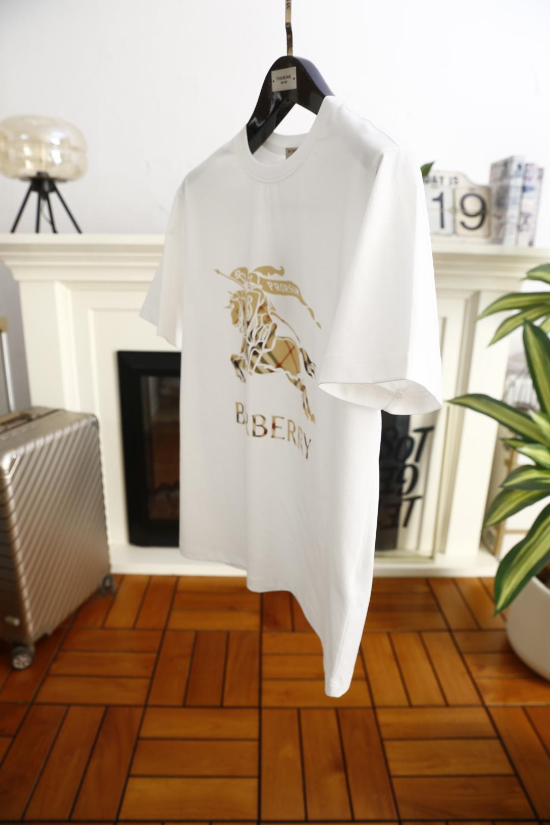 🔥巴宝丽.（🌾）2026春夏新品！时尚男士圆领短袖T恤，属于品牌标志性的轻奢单品，采用经典圆领版型，宽松