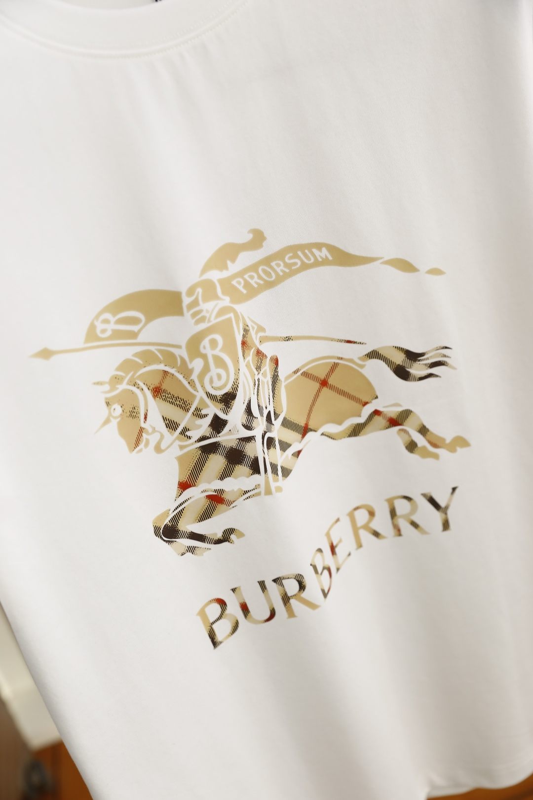 🔥巴宝丽.（🌾）2026春夏新品！时尚男士圆领短袖T恤，属于品牌标志性的轻奢单品，采用经典圆领版型，宽松