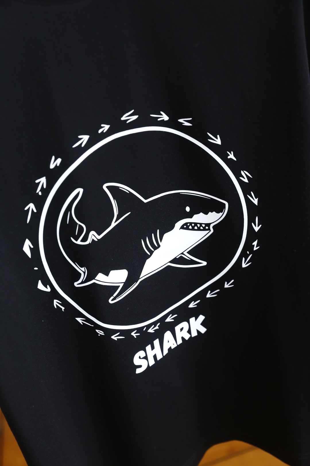 🔥蒙口.（🌾）2026早春新品🆕时尚男士圆领短袖T恤，属于日常休闲风格的潮流单品，采用经典圆领版型，宽松