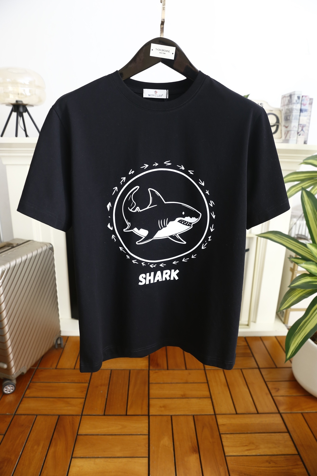 🔥蒙口.（🌾）2026早春新品🆕时尚男士圆领短袖T恤，属于日常休闲风格的潮流单品，采用经典圆领版型，宽松