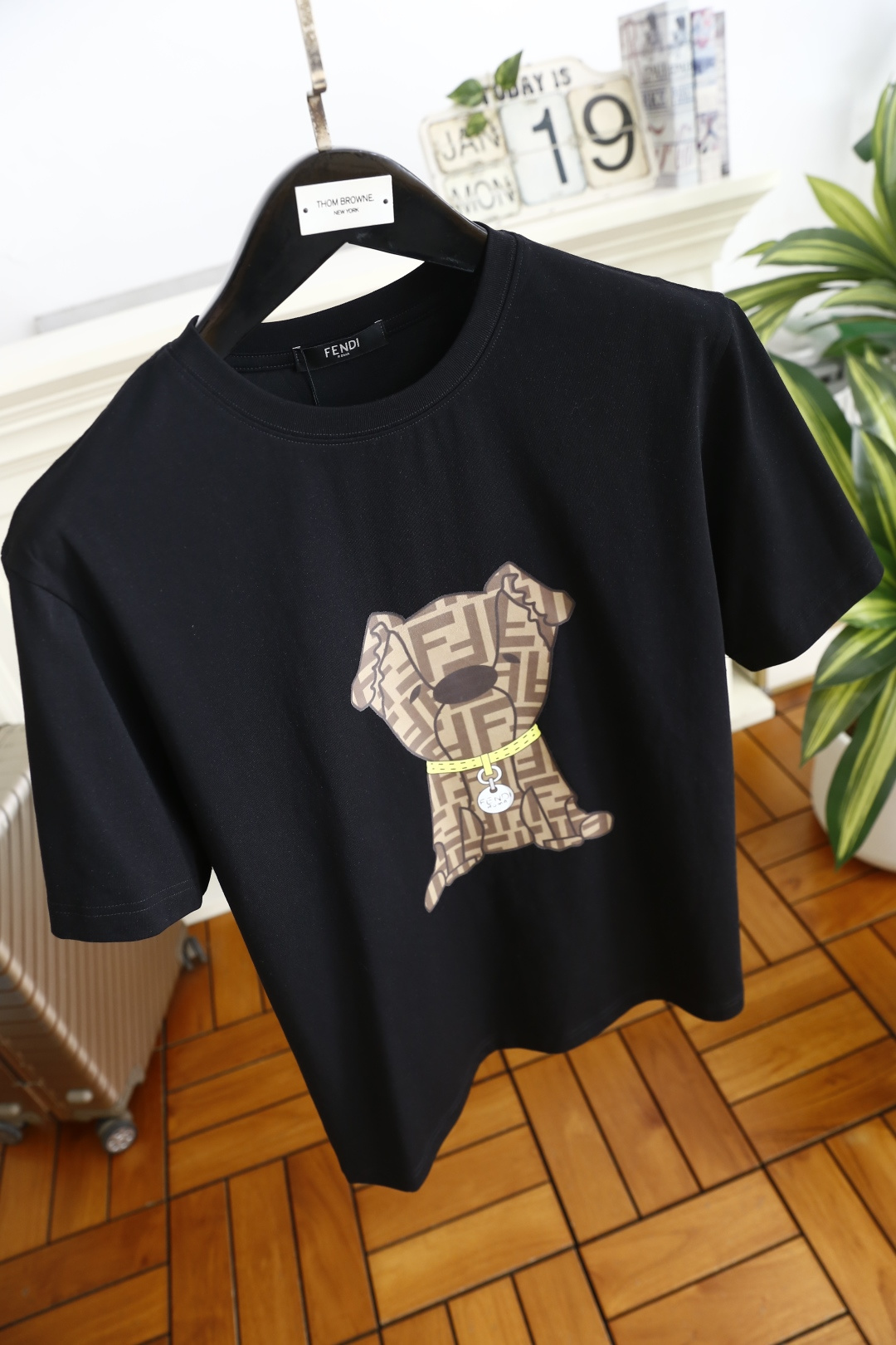 🔥芬迪.（🌾）2026早春新品🆕时尚男士百搭圆领短袖T恤，属于日常休闲风格的基础单品，采用经典圆领版型，