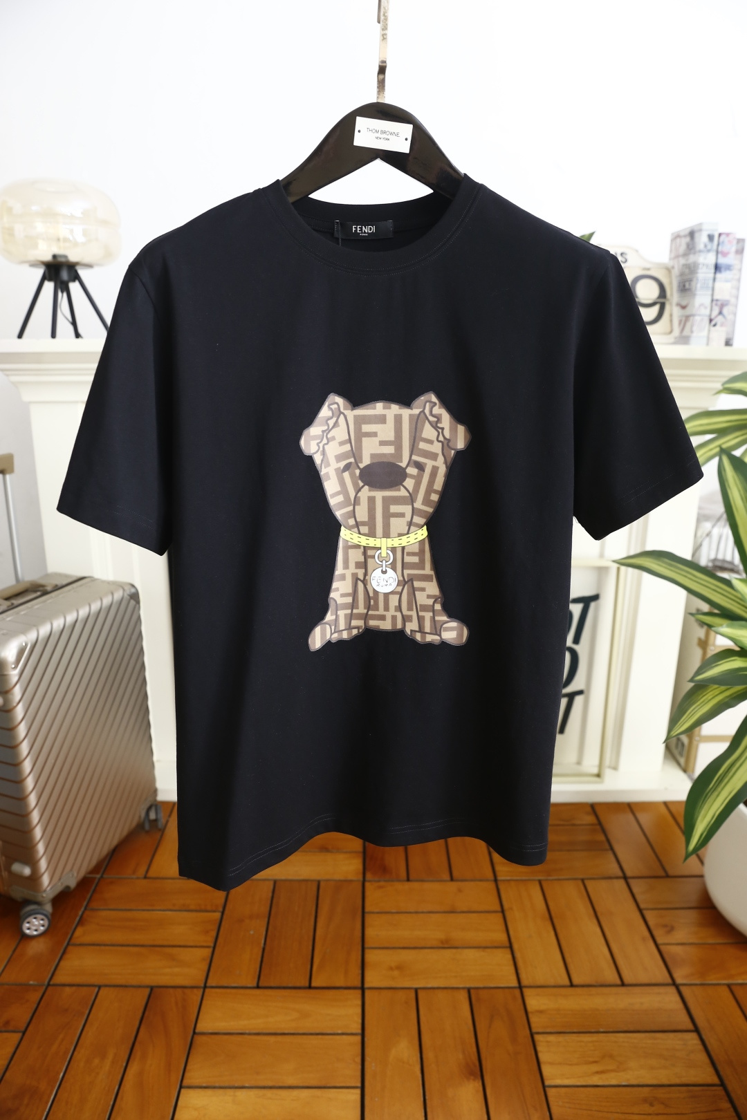 🔥芬迪.（🌾）2026早春新品🆕时尚男士百搭圆领短袖T恤，属于日常休闲风格的基础单品，采用经典圆领版型，