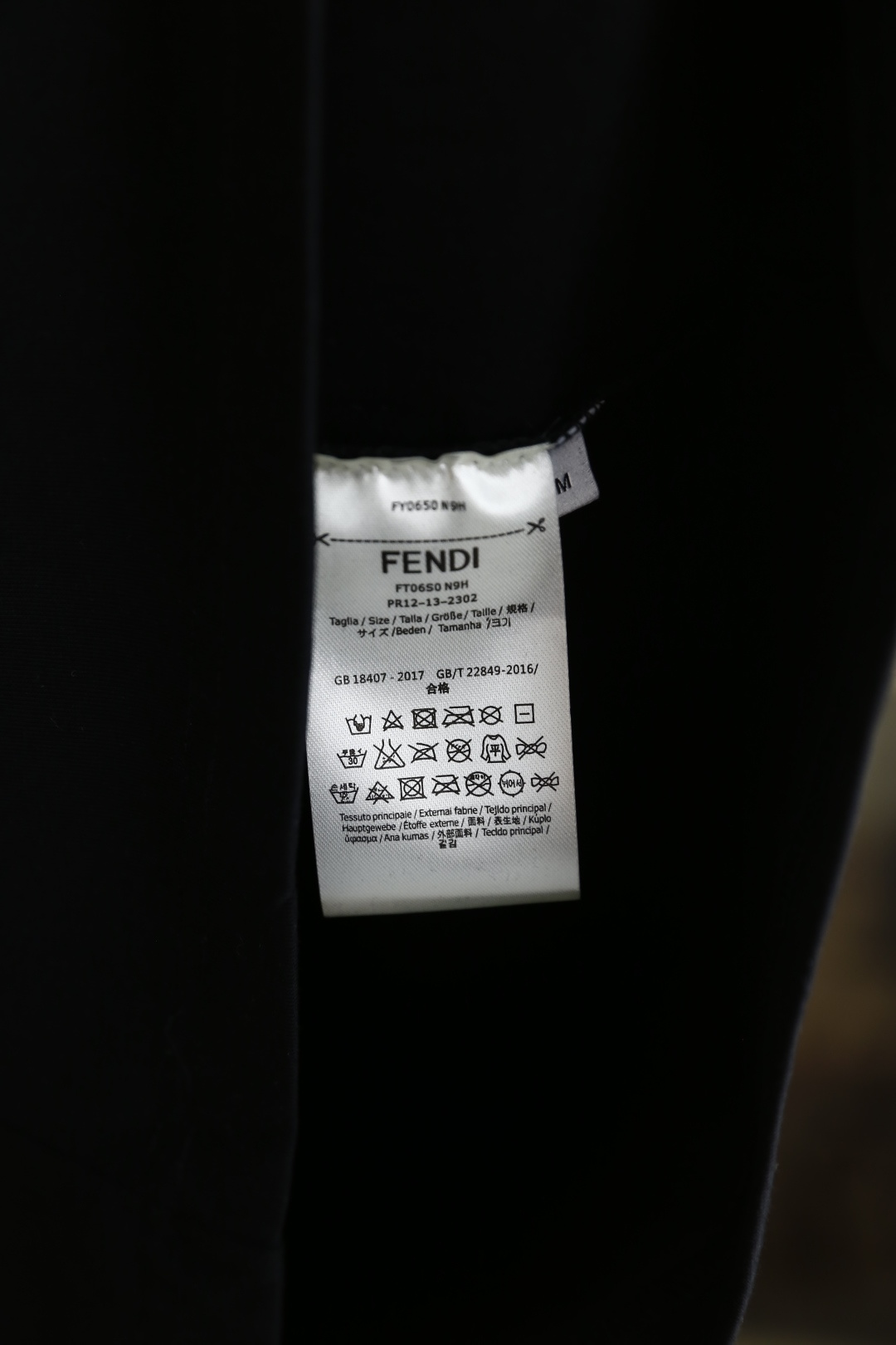 🔥芬迪.（🌾）2026早春新品🆕时尚男士百搭圆领短袖T恤，属于日常休闲风格的基础单品，采用经典圆领版型，