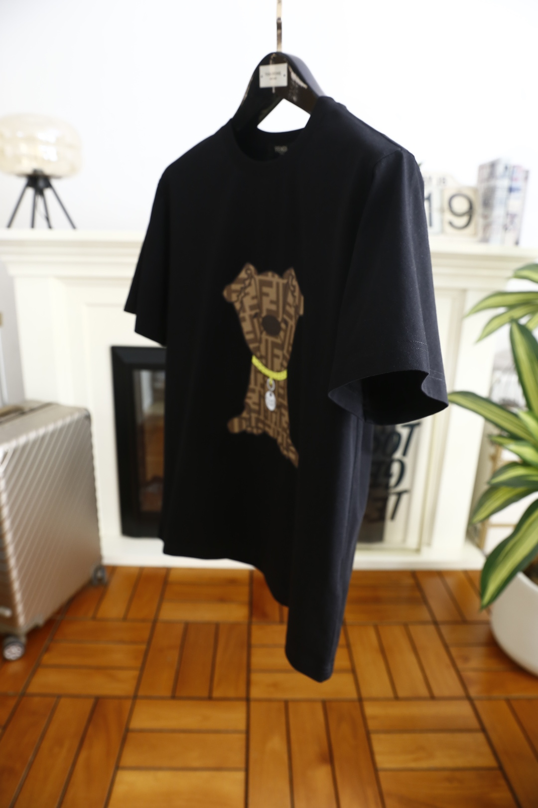 🔥芬迪.（🌾）2026早春新品🆕时尚男士百搭圆领短袖T恤，属于日常休闲风格的基础单品，采用经典圆领版型，