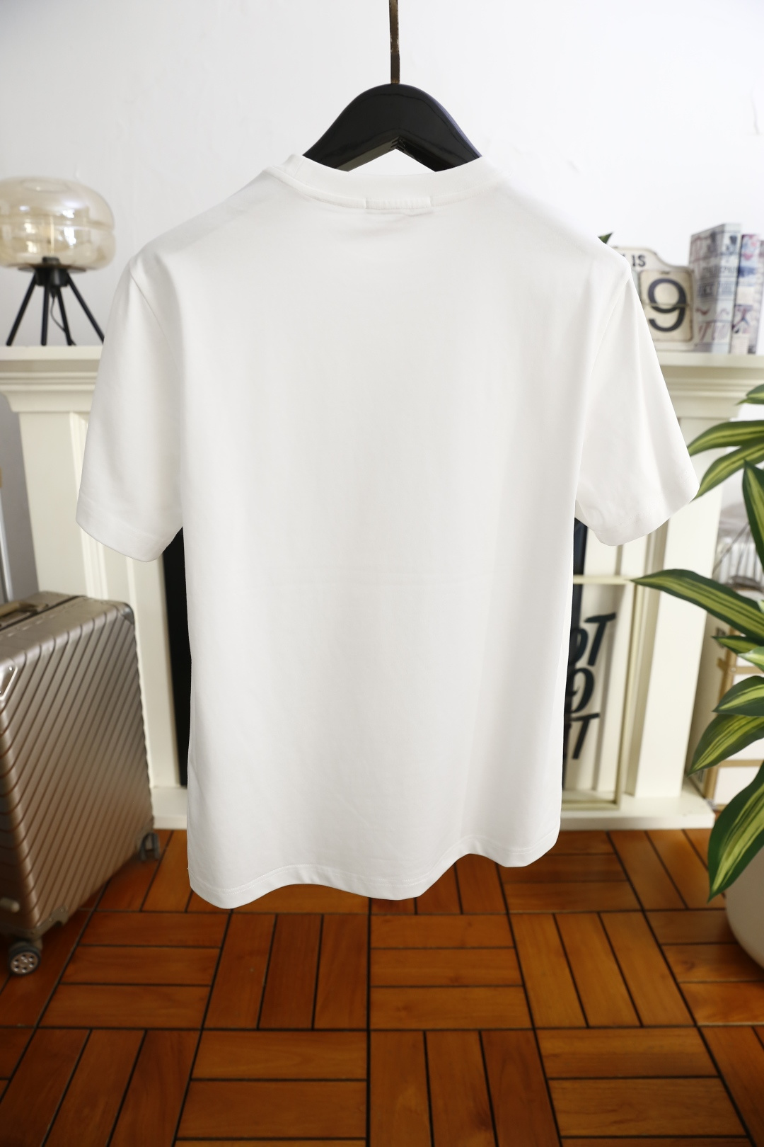 🔥芬迪.（🌾）2026早春新品🆕时尚男士百搭圆领短袖T恤，属于日常休闲风格的基础单品，采用经典圆领版型，