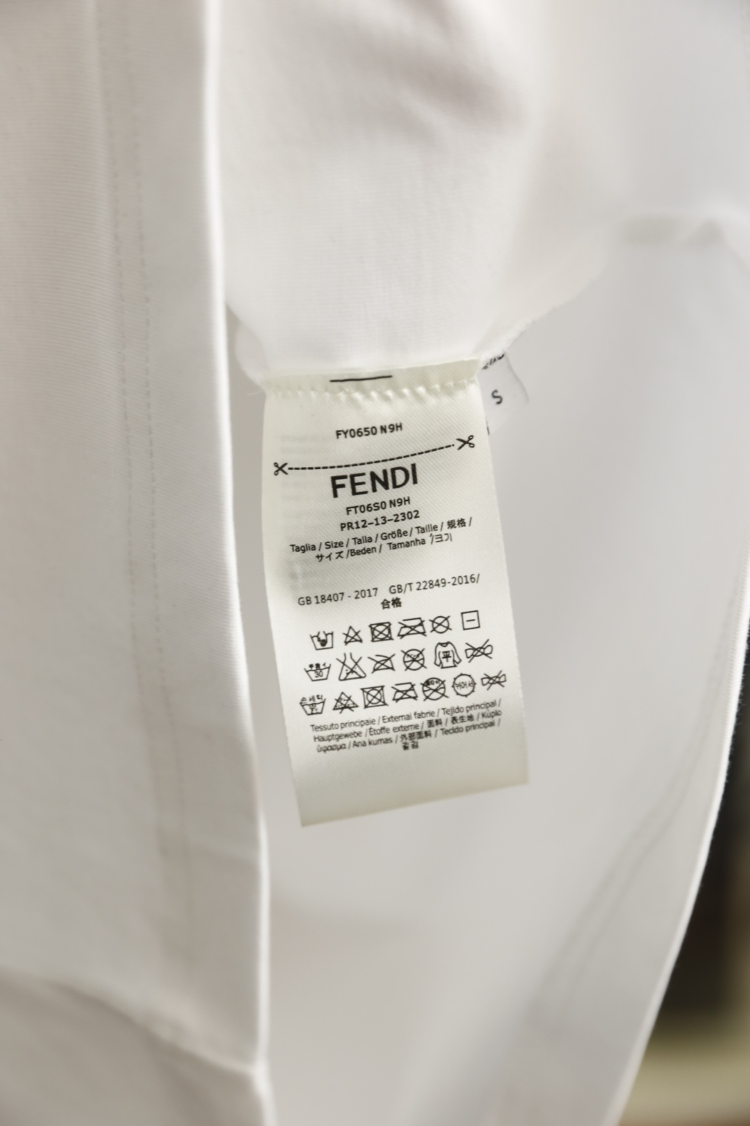 🔥芬迪.（🌾）2026早春新品🆕时尚男士百搭圆领短袖T恤，属于日常休闲风格的基础单品，采用经典圆领版型，