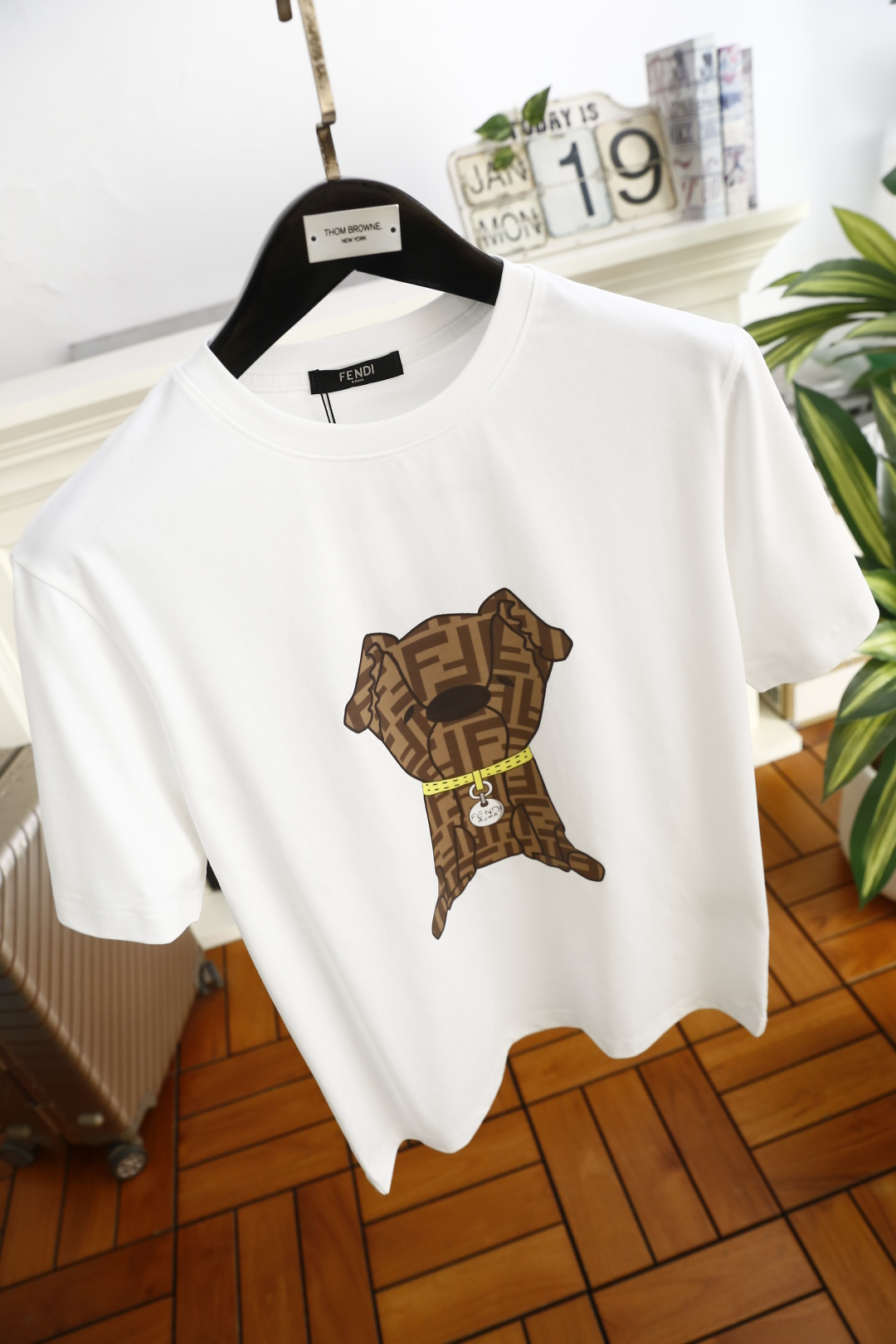 🔥芬迪.（🌾）2026早春新品🆕时尚男士百搭圆领短袖T恤，属于日常休闲风格的基础单品，采用经典圆领版型，