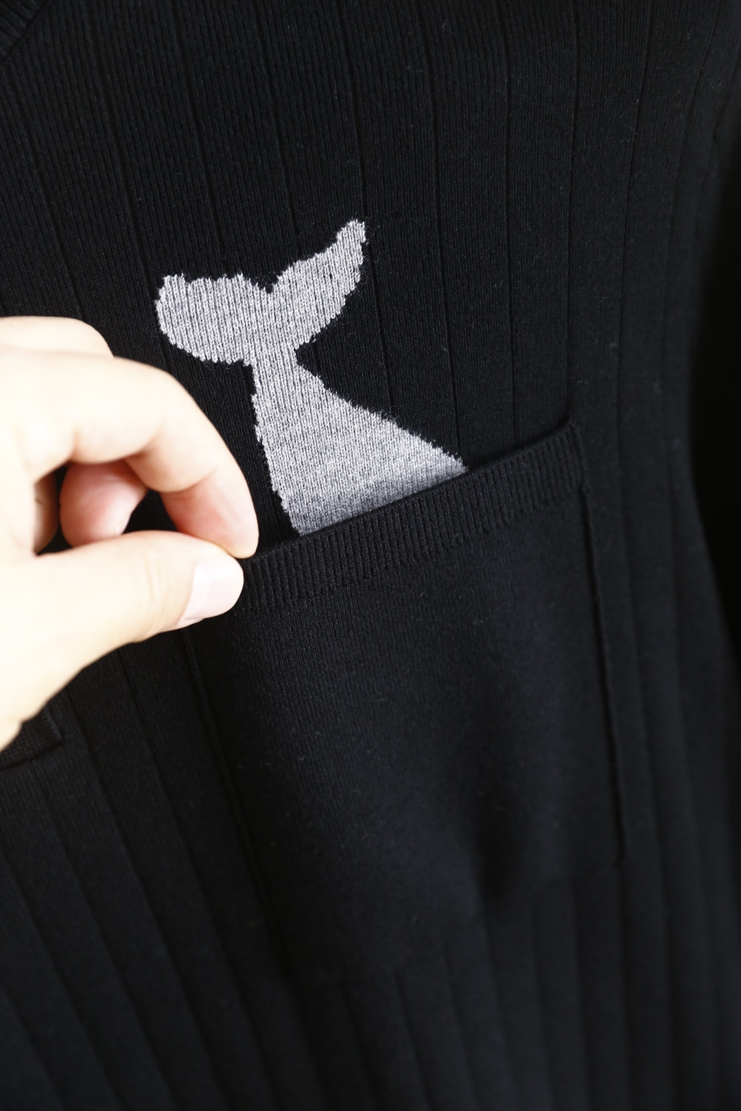 🔥汤姆布朗/TB.（🌾）25秋冬男士亨利领坑条针织衫，属于秋冬季节兼具质感与设计感的单品，采用经典亨利领