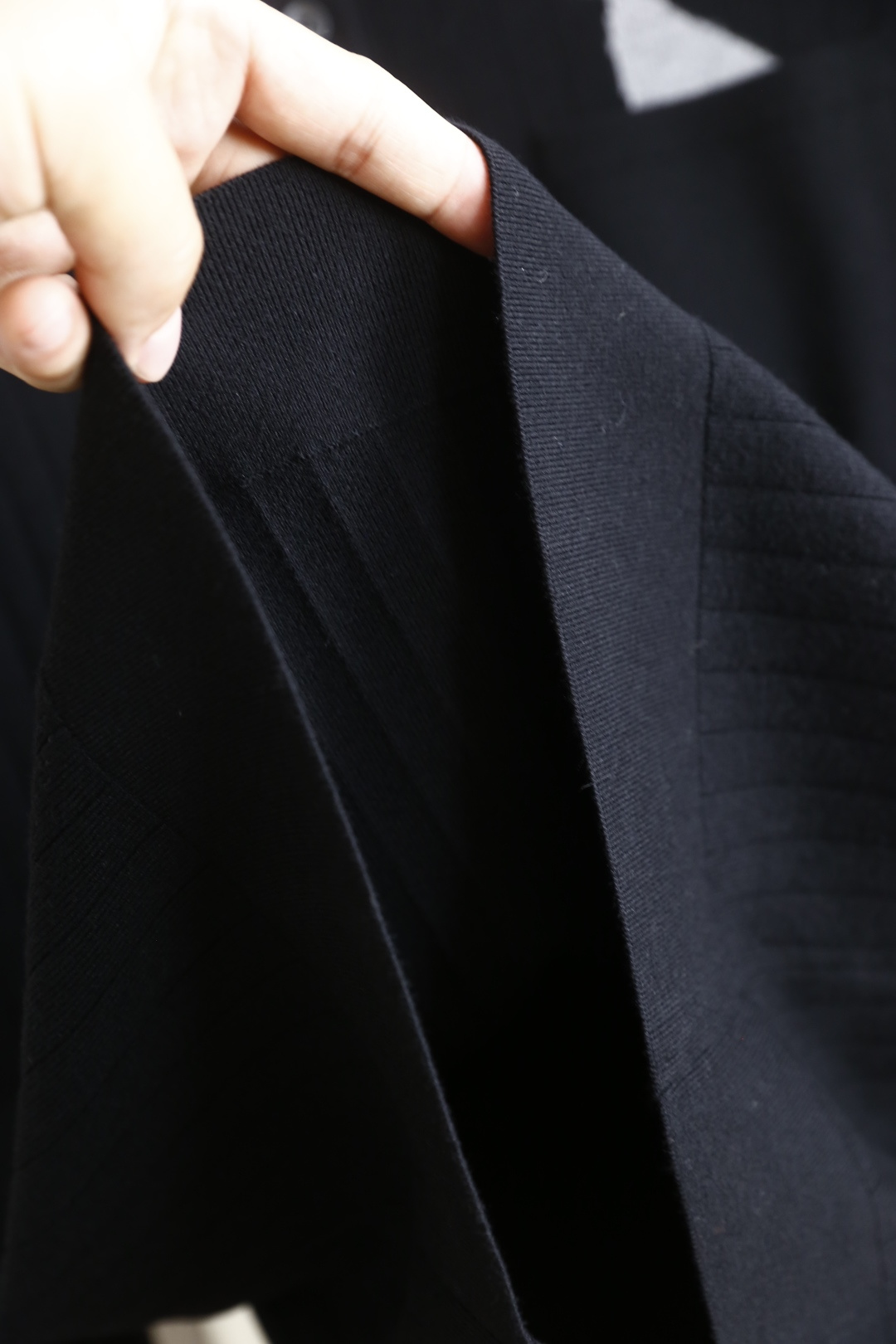 🔥汤姆布朗/TB.（🌾）25秋冬男士亨利领坑条针织衫，属于秋冬季节兼具质感与设计感的单品，采用经典亨利领