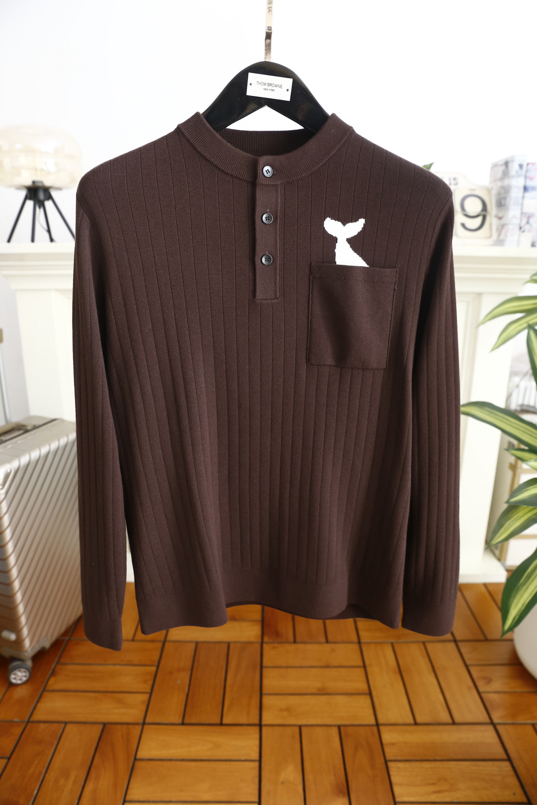 🔥汤姆布朗/TB.（🌾）25秋冬男士亨利领坑条针织衫，属于秋冬季节兼具质感与设计感的单品，采用经典亨利领