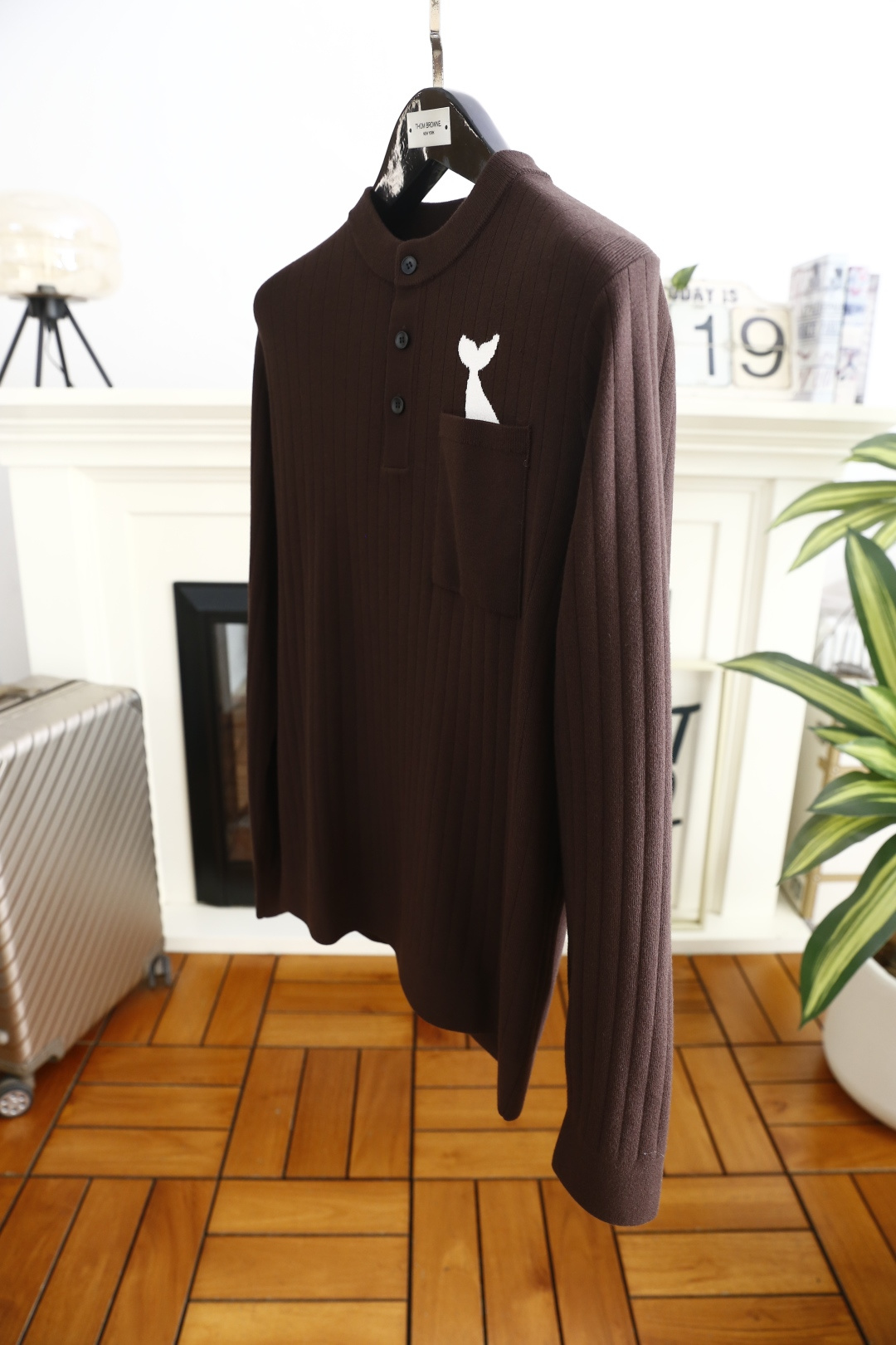 🔥汤姆布朗/TB.（🌾）25秋冬男士亨利领坑条针织衫，属于秋冬季节兼具质感与设计感的单品，采用经典亨利领