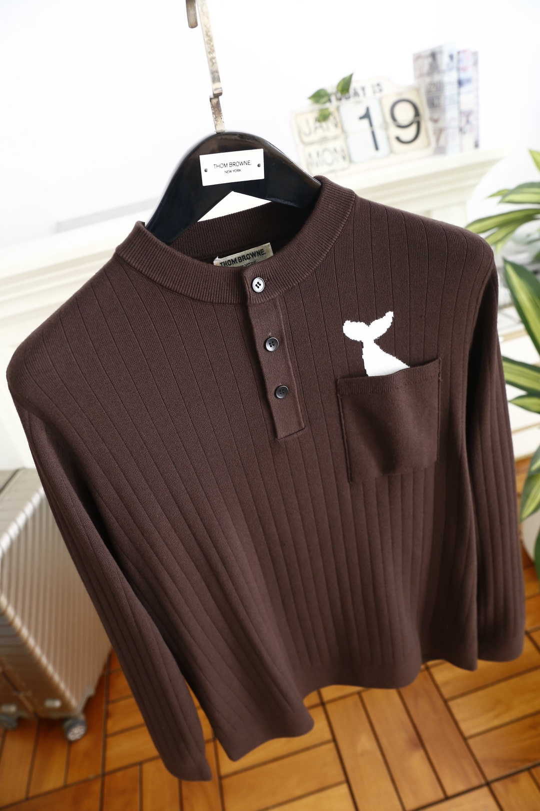 🔥汤姆布朗/TB.（🌾）25秋冬男士亨利领坑条针织衫，属于秋冬季节兼具质感与设计感的单品，采用经典亨利领