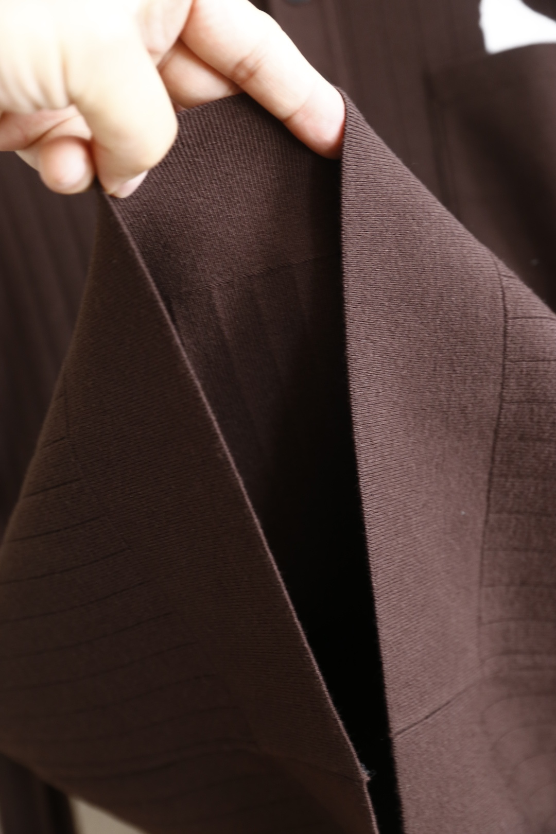 🔥汤姆布朗/TB.（🌾）25秋冬男士亨利领坑条针织衫，属于秋冬季节兼具质感与设计感的单品，采用经典亨利领