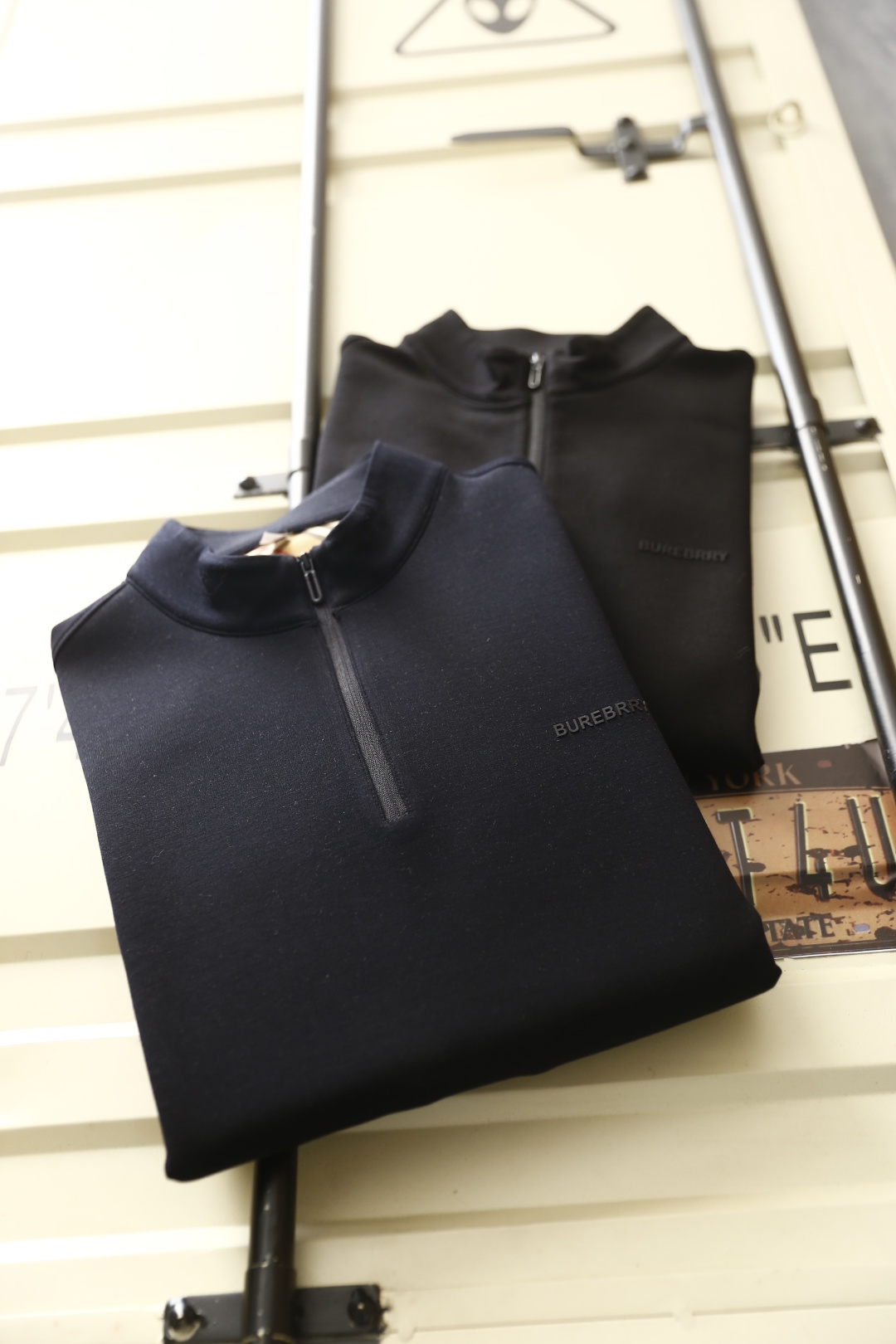 🔥巴宝莉.（🌾）25秋冬男士半拉链立领卫衣，属于秋冬季节的实用型单品，采用半开拉链立领设计，既能够防风保