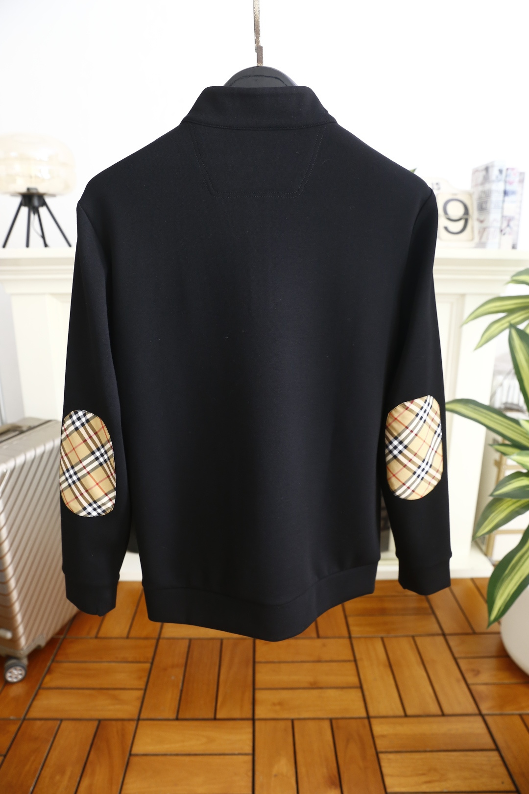 🔥巴宝莉.（🌾）25秋冬男士半拉链立领卫衣，属于秋冬季节的实用型单品，采用半开拉链立领设计，既能够防风保