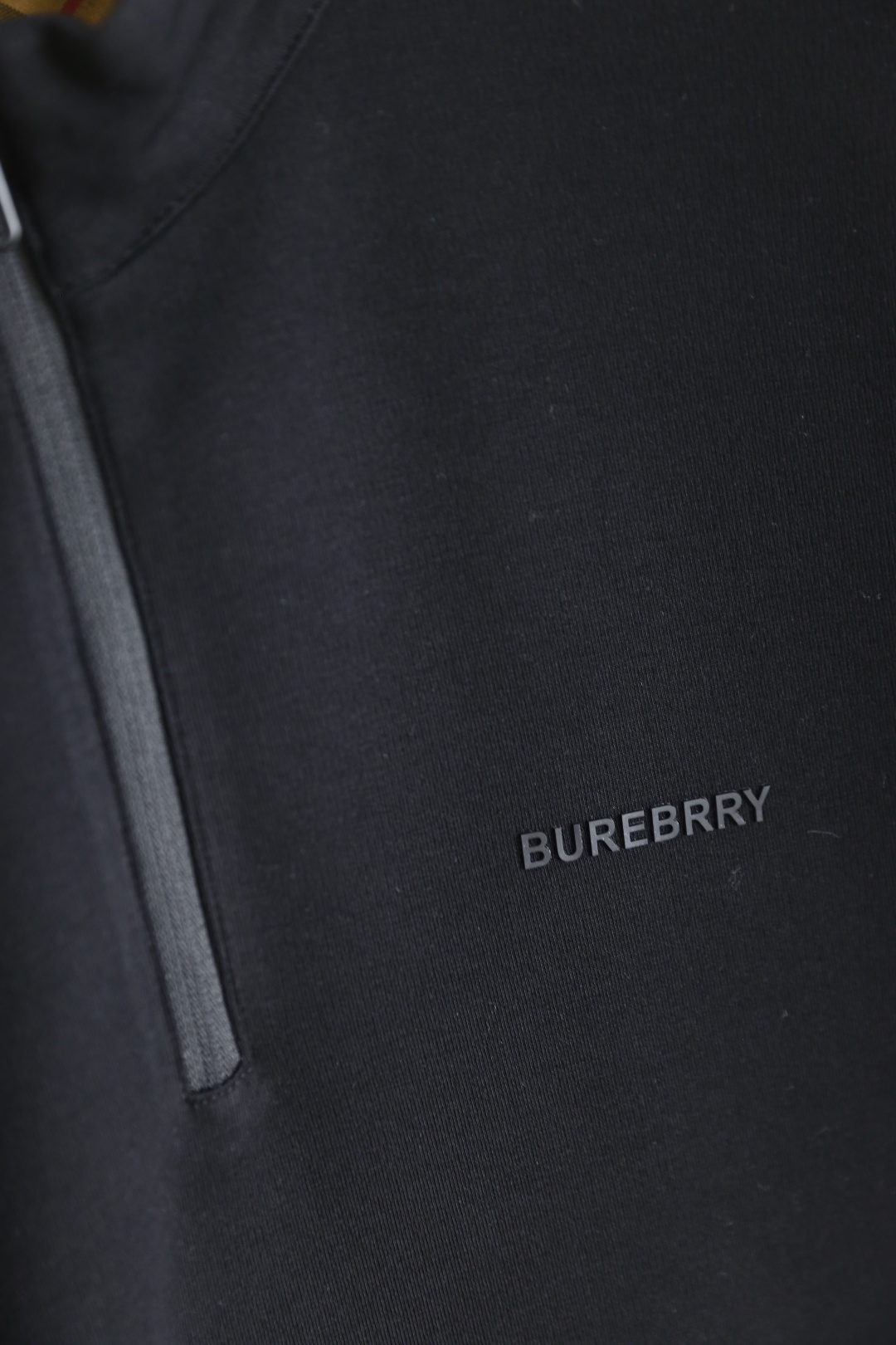 🔥巴宝莉.（🌾）25秋冬男士半拉链立领卫衣，属于秋冬季节的实用型单品，采用半开拉链立领设计，既能够防风保