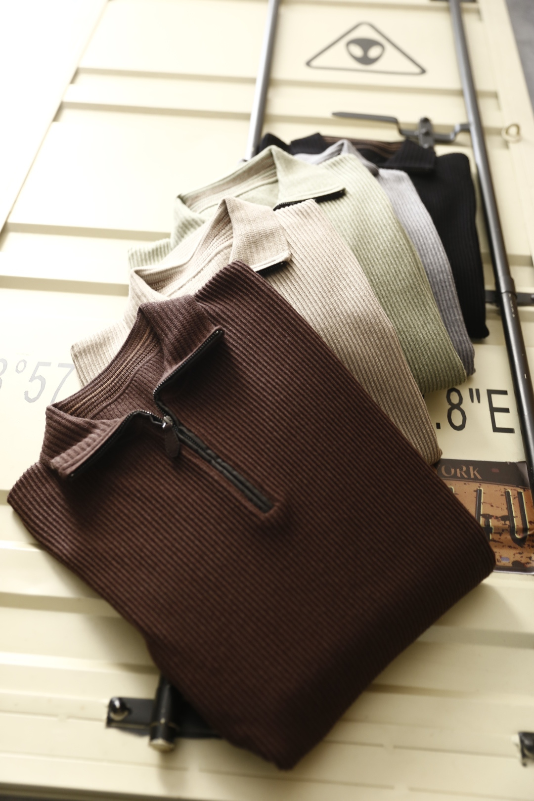 🔥lP🆕.（🌾）25秋冬男士半拉链翻领坑条针织衫，属于秋冬季节的通勤百搭单品，采用简约的半开拉链翻领设计