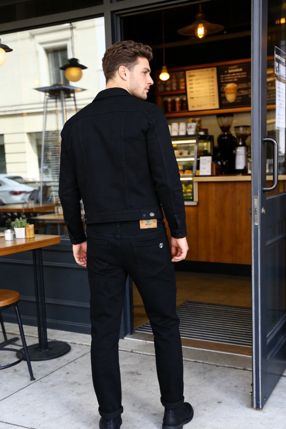 NO:877413,LV.  Men's dark jeans are a brand item that combines simple texture and iconic details. They are made of high-density stretch denim fabric, which is soft to the touch and has good wrinkle resistance and wear resistance, and is not easy to fade and deform. The luxury classic brand element LOGO is paired with low-key pure black pants to hide the brand recognition.  It is high-quality and has a light and luxurious texture in every detail. The slim tapered cut fits the leg lines and can modify the shape of the legs. It is suitable for a variety of combinations such as casual shoes and formal leather shoes. Whether it is daily commuting or light social scenes, it can easily enhance the sense of luxury. It is a versatile item in the wardrobe that is both practical and luxurious!  Sizes 29-38, yes 35/no 37!  Ships next day!  ,,louis vuitton,jeans,19860909LV. 男士深色牛仔裤,属于品牌兼具简约质感与标志性细节的单品.它采用高密弹力牛仔面料,触感柔软且兼具良好的抗皱性与耐磨性,不易褪色变形.奢华经典品牌元素LOGO搭配在低调的纯黑裤身上暗藏品牌辨识度,细节处彰显轻奢质感.修身锥形剪裁贴合腿部线条,能修饰腿型,适配休闲鞋履与正装皮鞋等多种搭配,无论是日常通勤还是轻社交场景,都能轻松提升造型的高级感,是衣橱中兼具实用性与奢华感的百搭单品！尺码29-38,有35/无37！隔天出货！,,louis vuitton,jeans,,Men's clothing