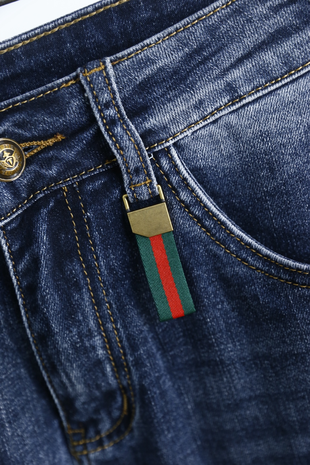 🔥古驰/Gu*ci.2026春季新款🆕时尚男士原单高端蓝色牛仔裤！奢华经典品牌LOGO配饰 身穿着非常舒