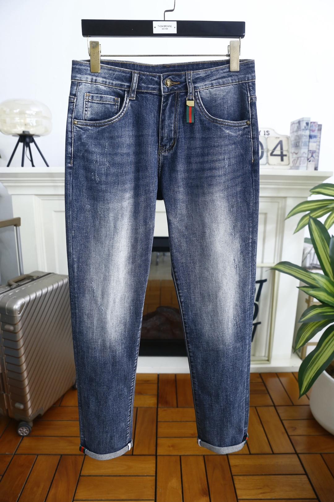 🔥古驰/Gu*ci.2026春季新款🆕时尚男士原单高端蓝色牛仔裤！奢华经典品牌LOGO配饰 身穿着非常舒