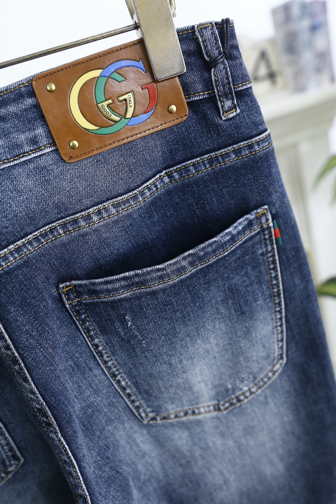 🔥古驰/Gu*ci.2026春季新款🆕时尚男士原单高端蓝色牛仔裤！奢华经典品牌LOGO配饰 身穿着非常舒