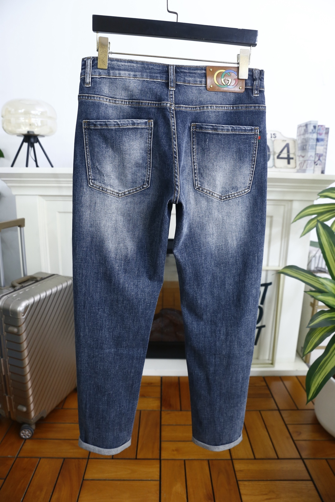 🔥古驰/Gu*ci.2026春季新款🆕时尚男士原单高端蓝色牛仔裤！奢华经典品牌LOGO配饰 身穿着非常舒