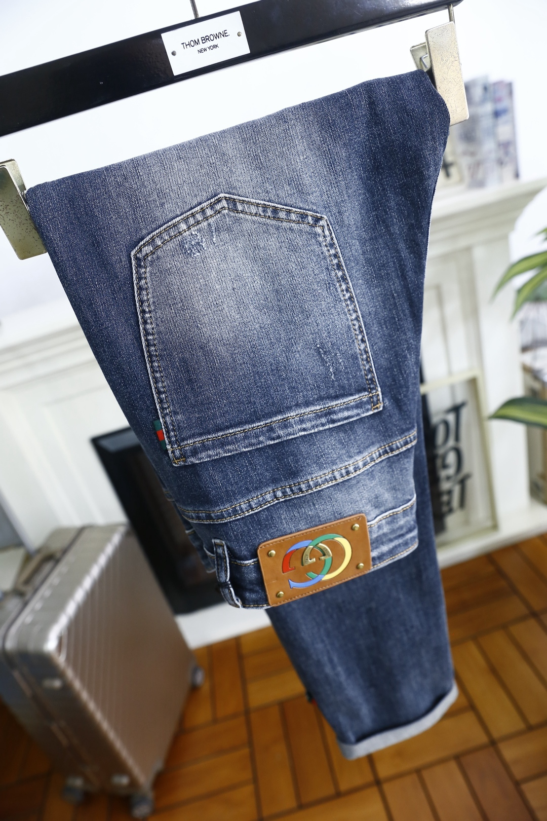 🔥古驰/Gu*ci.2026春季新款🆕时尚男士原单高端蓝色牛仔裤！奢华经典品牌LOGO配饰 身穿着非常舒