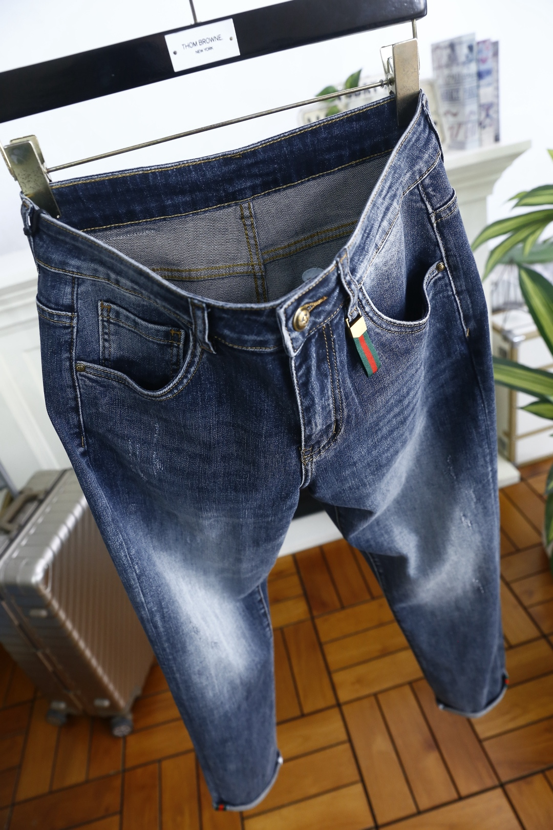 🔥古驰/Gu*ci.2026春季新款🆕时尚男士原单高端蓝色牛仔裤！奢华经典品牌LOGO配饰 身穿着非常舒