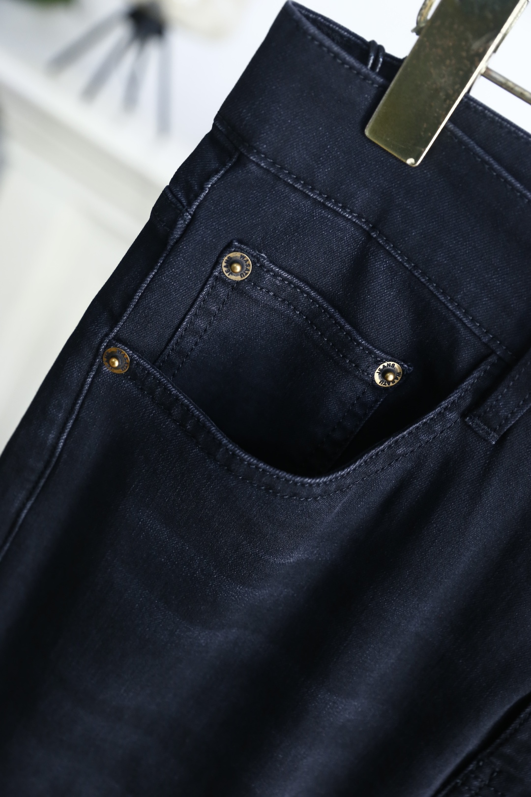 🔥POLO.2026春夏新品！时尚男士百搭休闲牛仔裤👍利落剪裁修饰腿部线条，裤脚微卷设计增添休闲感。后袋