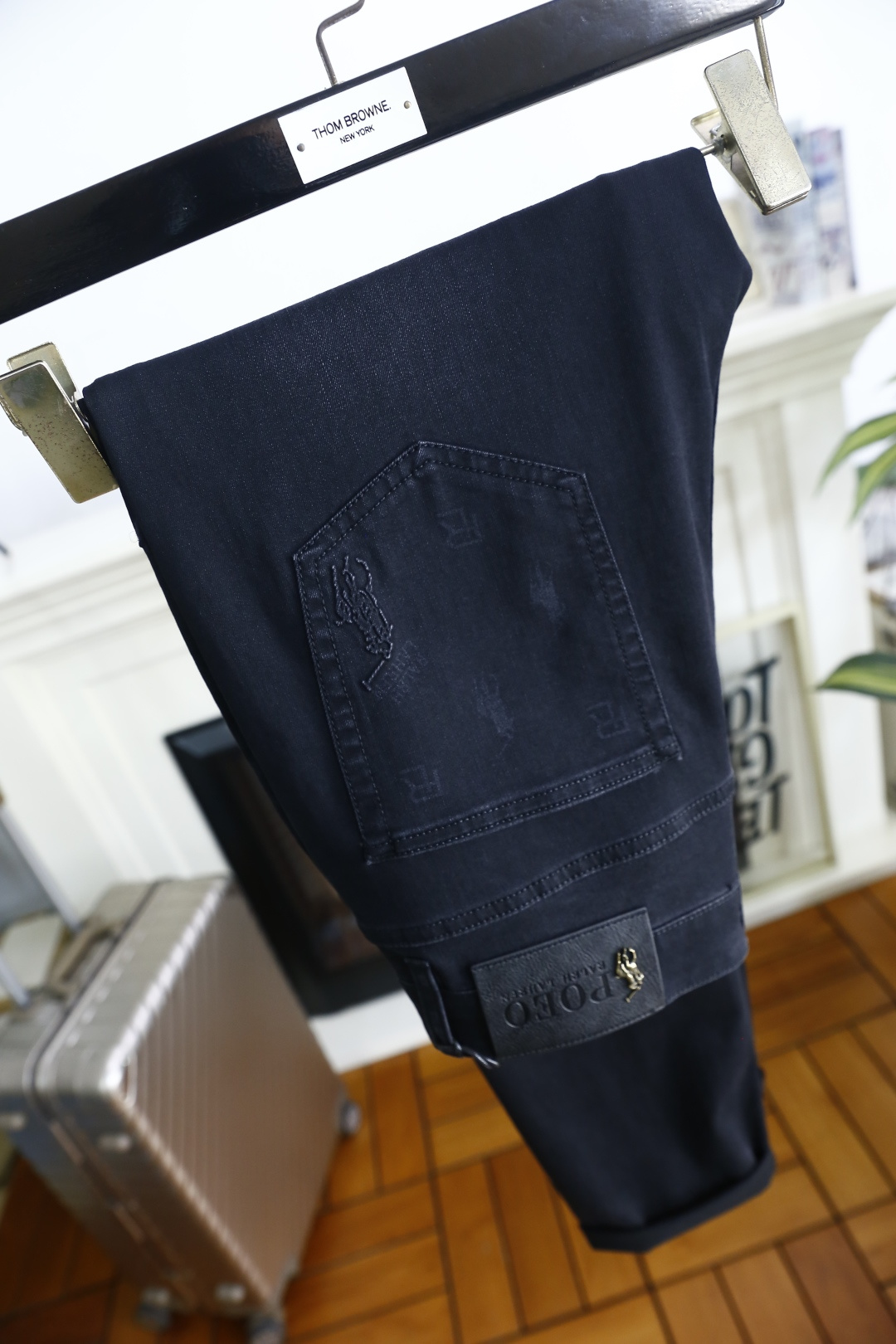 🔥POLO.2026春夏新品！时尚男士百搭休闲牛仔裤👍利落剪裁修饰腿部线条，裤脚微卷设计增添休闲感。后袋