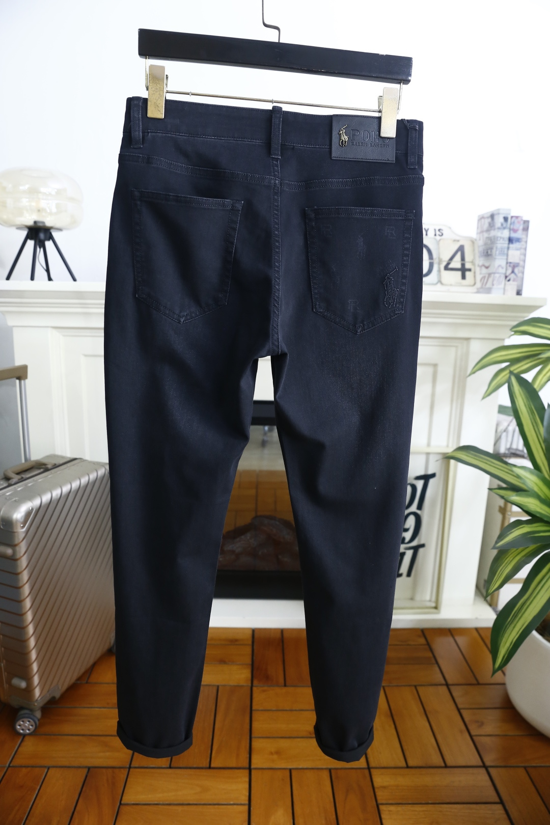 🔥POLO.2026春夏新品！时尚男士百搭休闲牛仔裤👍利落剪裁修饰腿部线条，裤脚微卷设计增添休闲感。后袋