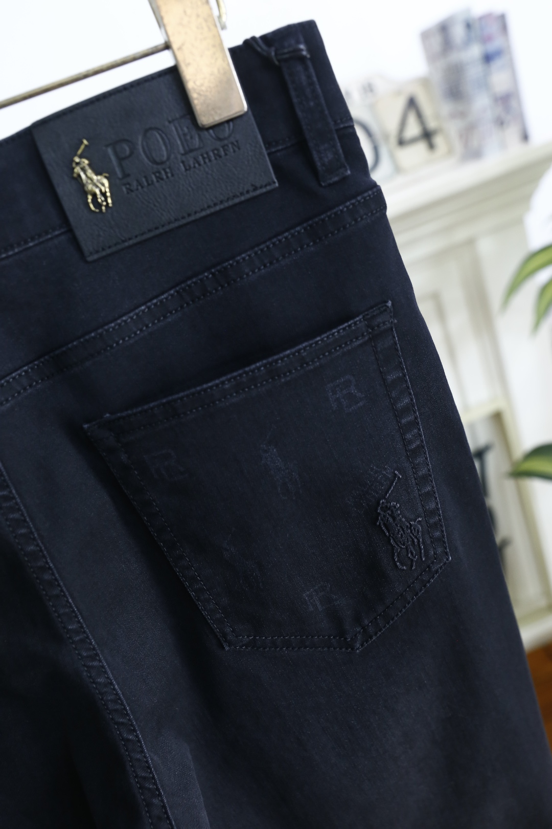 🔥POLO.2026春夏新品！时尚男士百搭休闲牛仔裤👍利落剪裁修饰腿部线条，裤脚微卷设计增添休闲感。后袋