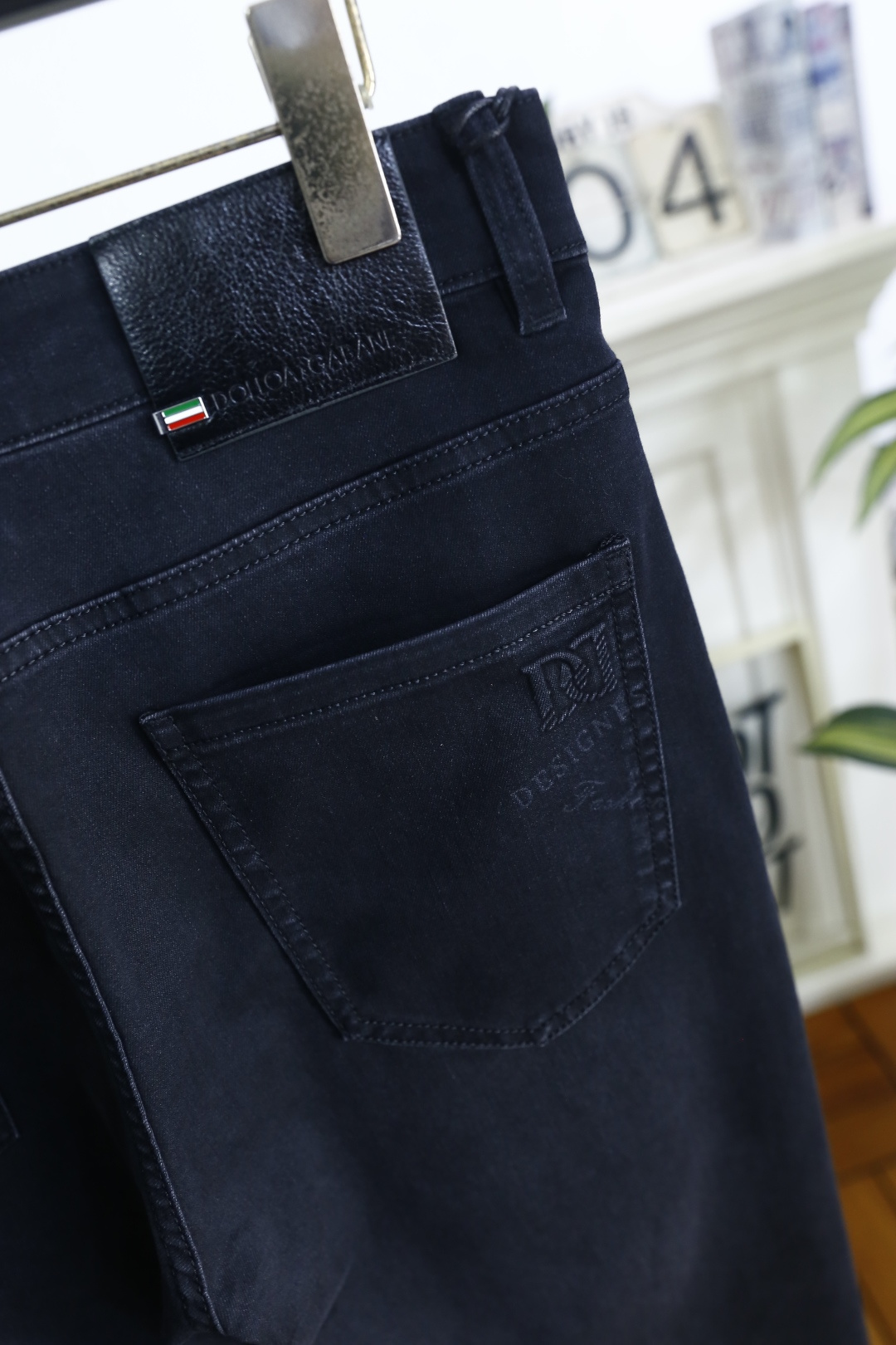 🔥杜嘉班纳/D&G.2026春夏新品！时尚男士百搭休闲牛仔裤👍利落剪裁修饰腿部线条，裤脚微卷设计增添休闲