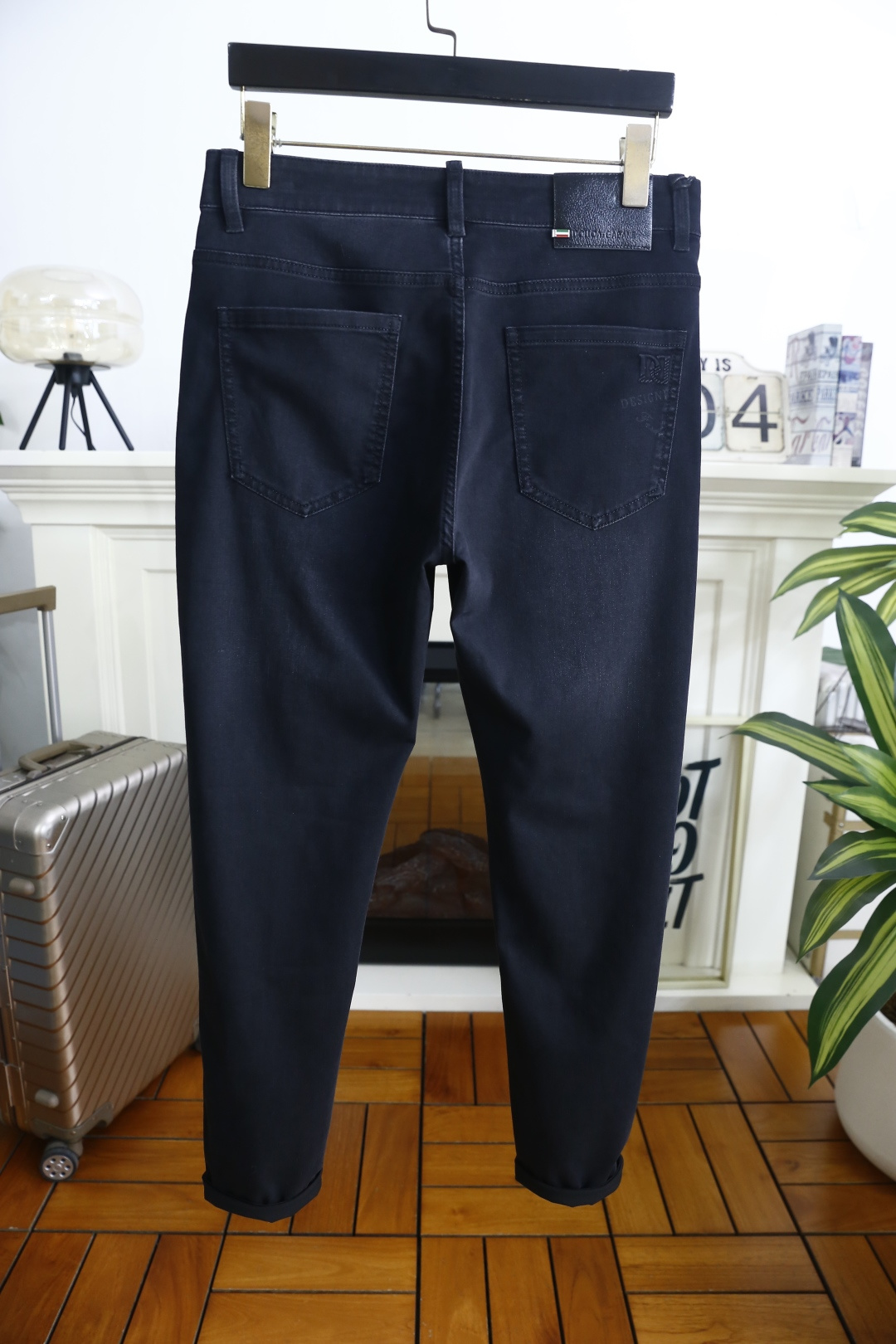 🔥杜嘉班纳/D&G.2026春夏新品！时尚男士百搭休闲牛仔裤👍利落剪裁修饰腿部线条，裤脚微卷设计增添休闲