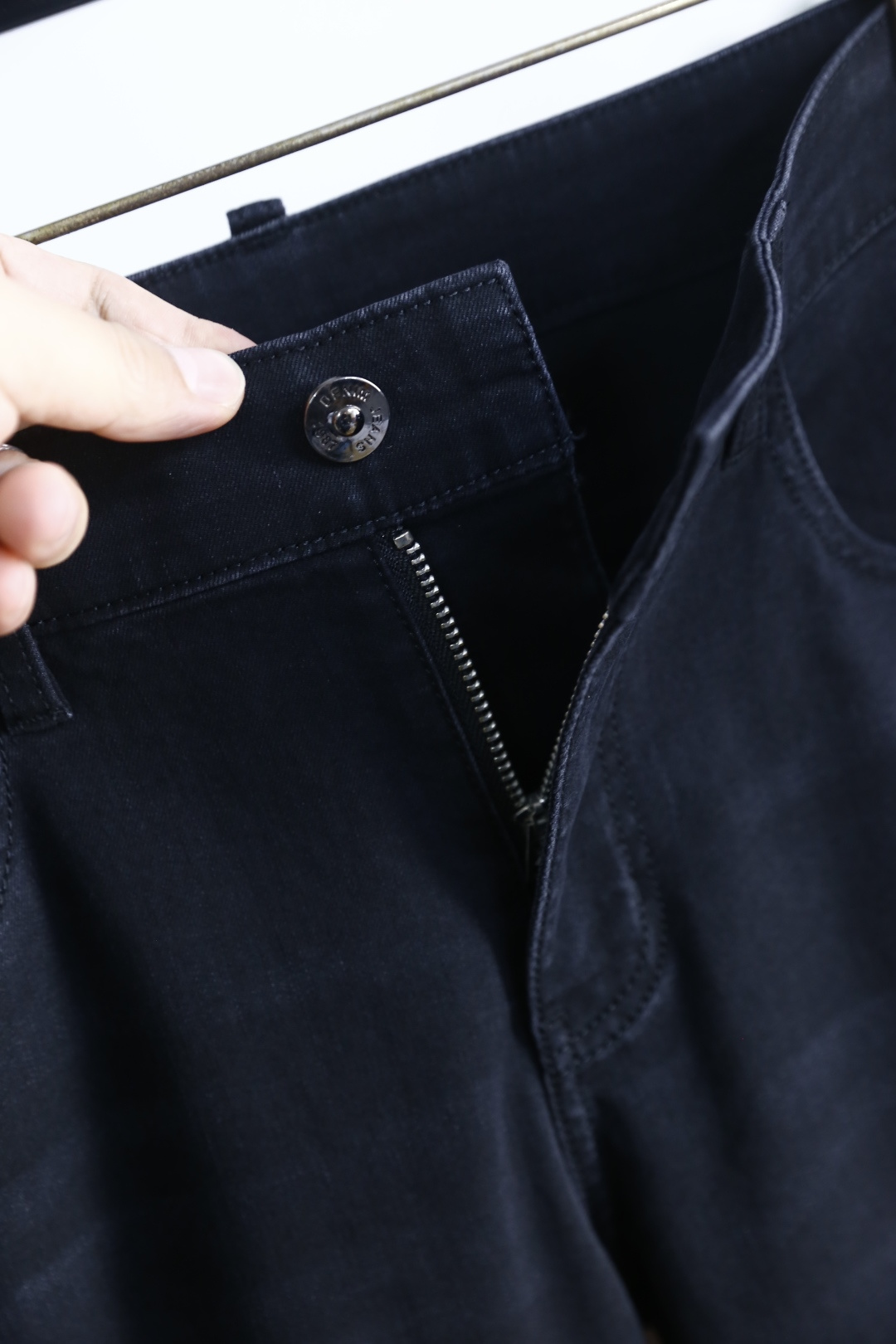 🔥杜嘉班纳/D&G.2026春夏新品！时尚男士百搭休闲牛仔裤👍利落剪裁修饰腿部线条，裤脚微卷设计增添休闲