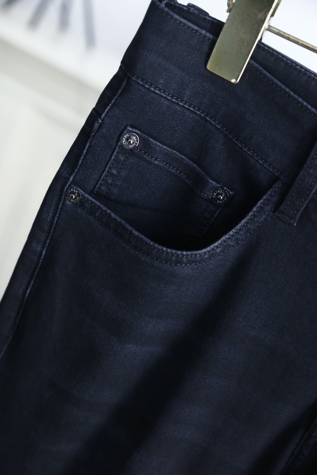 🔥杜嘉班纳/D&G.2026春夏新品！时尚男士百搭休闲牛仔裤👍利落剪裁修饰腿部线条，裤脚微卷设计增添休闲