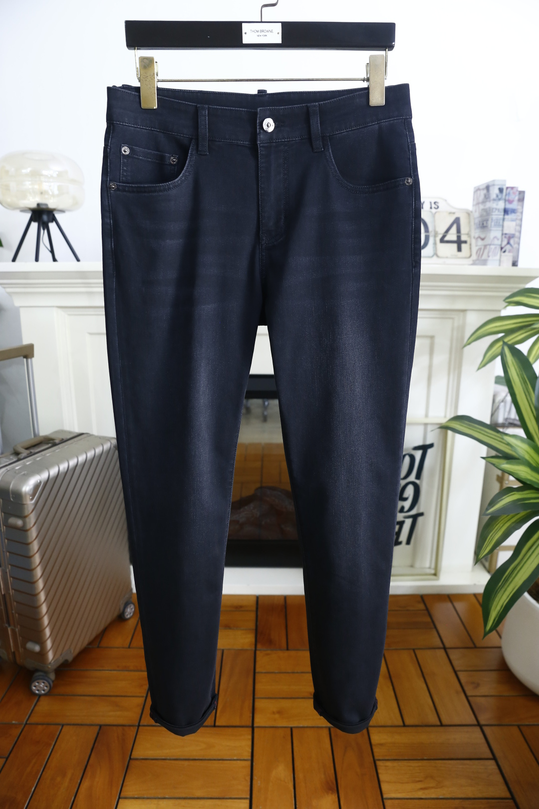 🔥杜嘉班纳/D&G.2026春夏新品！时尚男士百搭休闲牛仔裤👍利落剪裁修饰腿部线条，裤脚微卷设计增添休闲