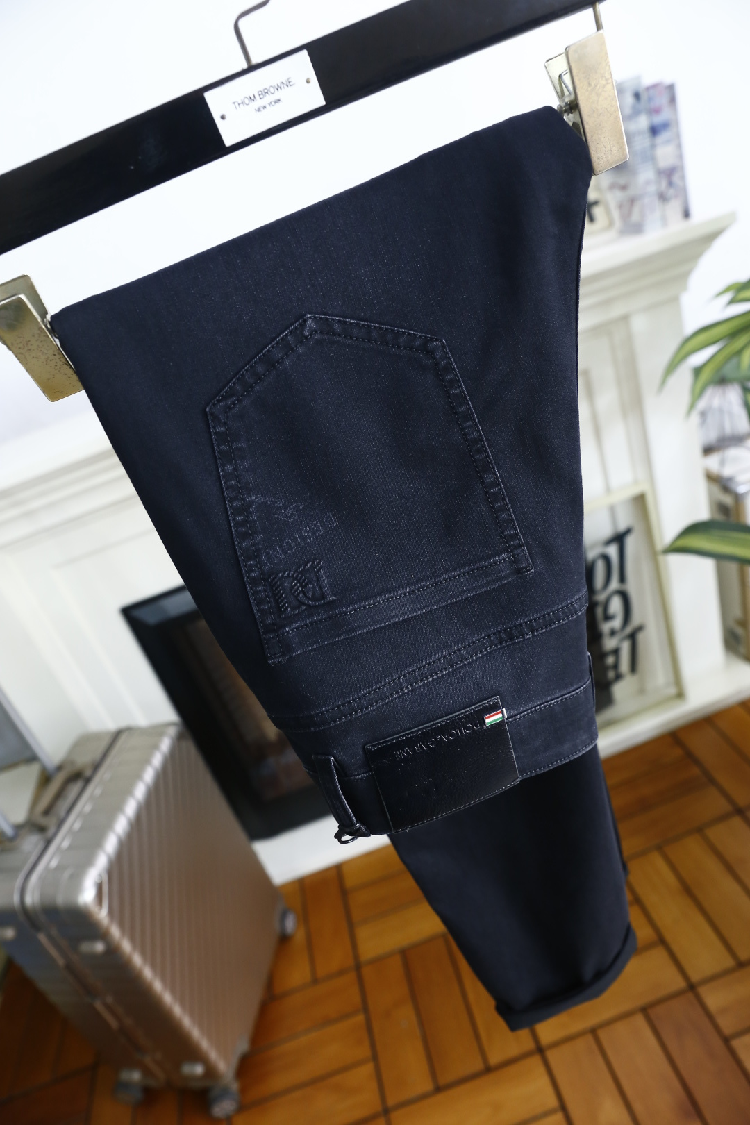 🔥杜嘉班纳/D&G.2026春夏新品！时尚男士百搭休闲牛仔裤👍利落剪裁修饰腿部线条，裤脚微卷设计增添休闲