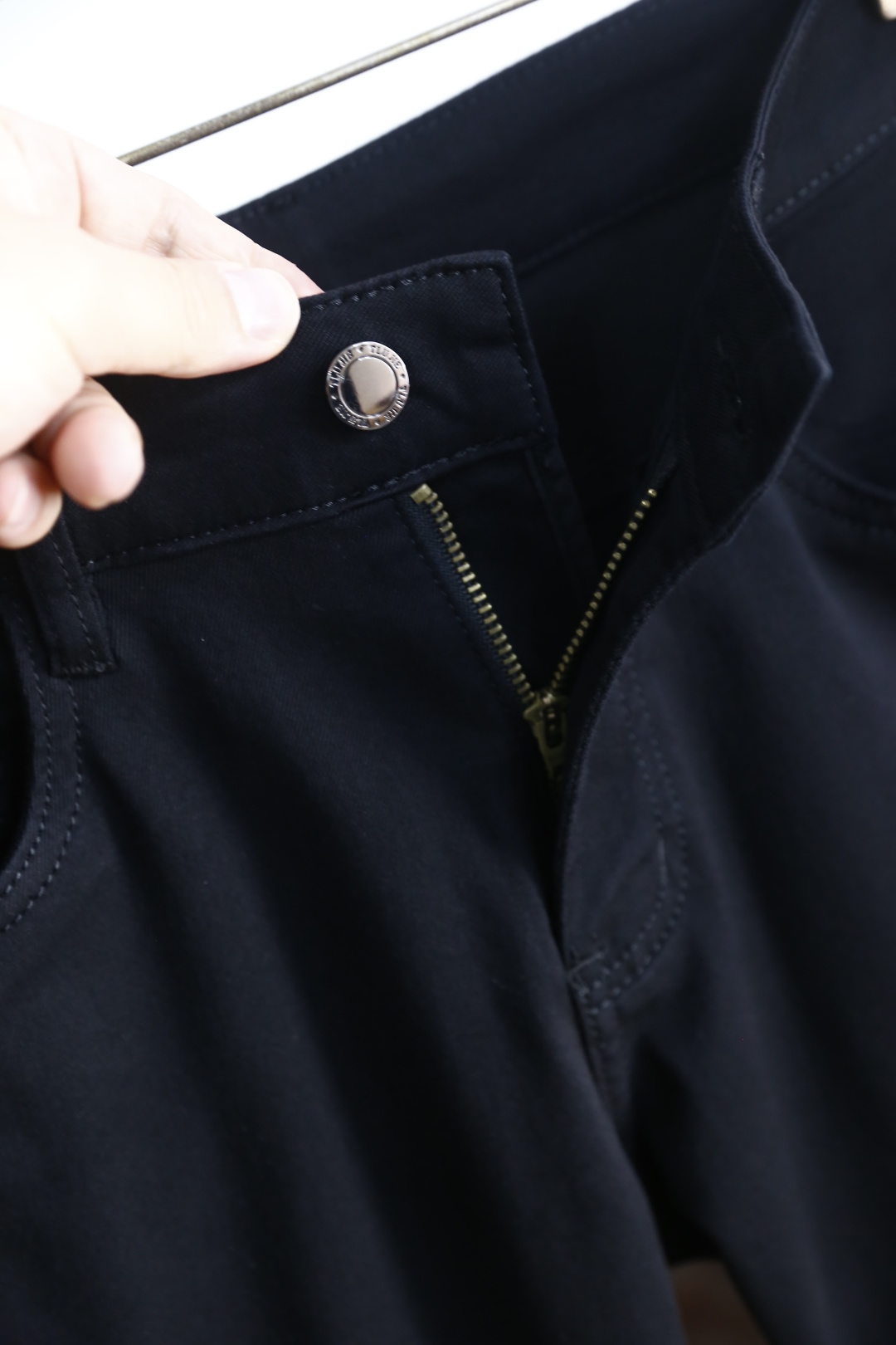 🔥路易威*/LV.2026春夏新品！时尚男士百搭休闲裤👍利落剪裁修饰腿部线条，裤脚微卷设计增添休闲感。后