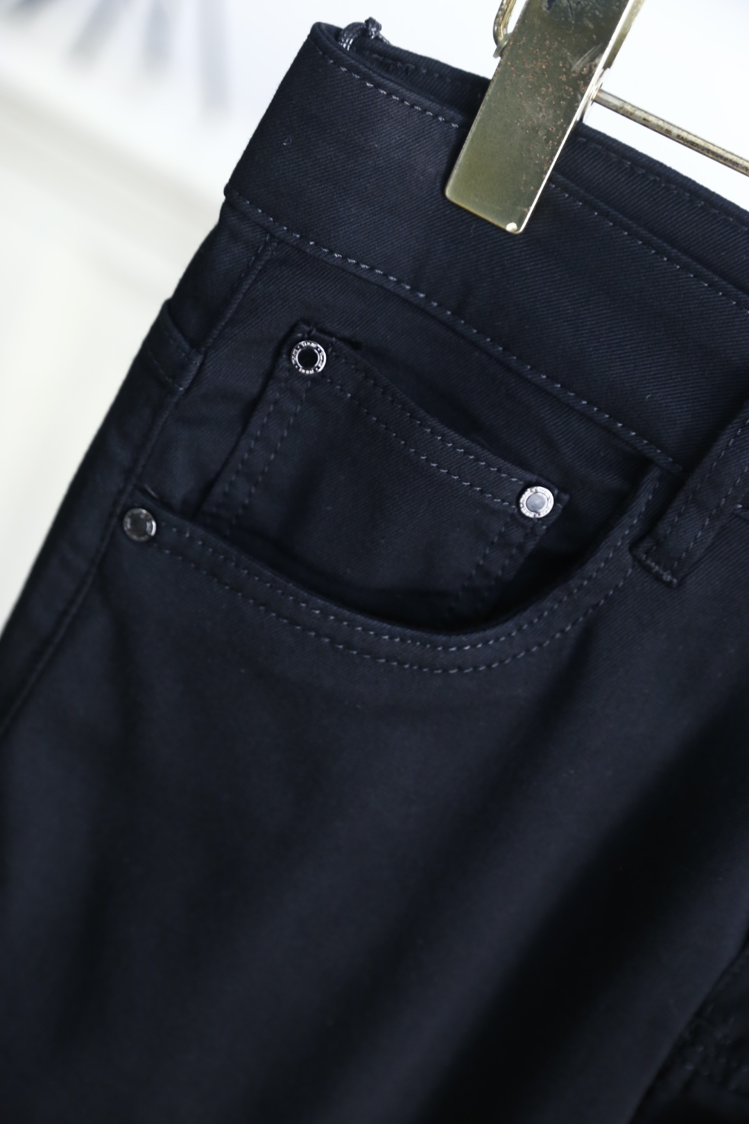 🔥路易威*/LV.2026春夏新品！时尚男士百搭休闲裤👍利落剪裁修饰腿部线条，裤脚微卷设计增添休闲感。后